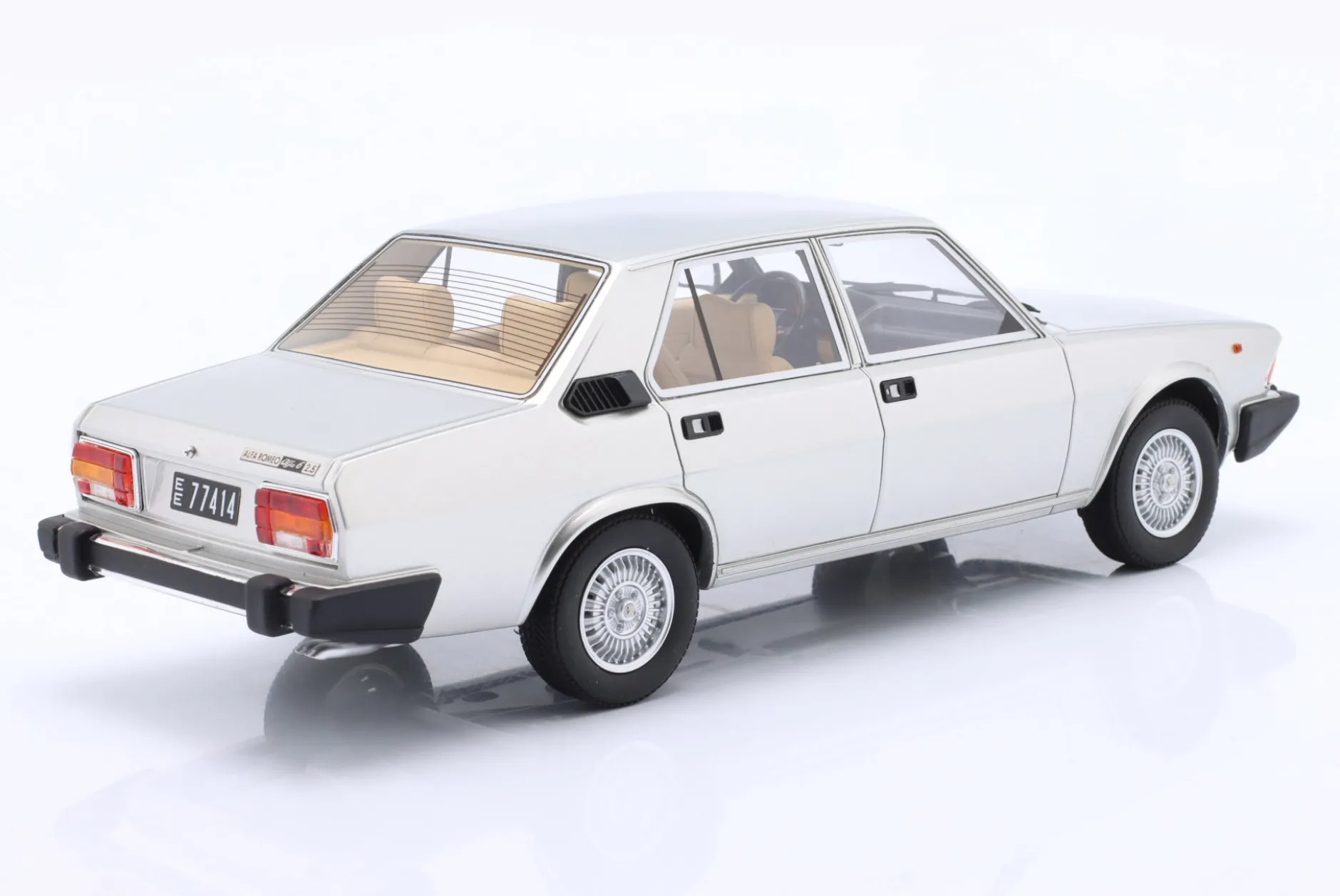 Alfa Romeo Alfa 6 2.5 (Typ 119) 1979-83 silber 1:18 Cult Scale