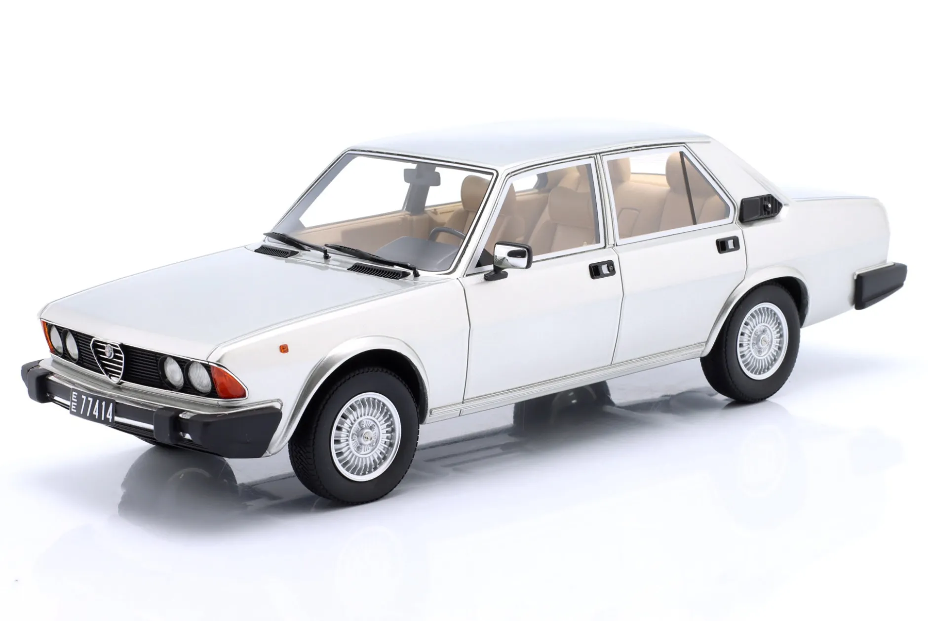 Alfa Romeo Alfa 6 2.5 (Typ 119) 1979-83 silber 1:18 Cult Scale