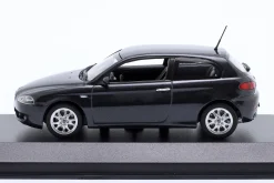 Alfa Romeo 147 Baujahr 2005 schwarz metallic 1:43 Minichamps