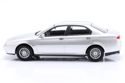 Alfa Romeo 166 Baujahr 1999 silber metallic 1:18 Triple9