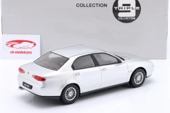 Alfa Romeo 166 Baujahr 1999 silber metallic 1:18 Triple9