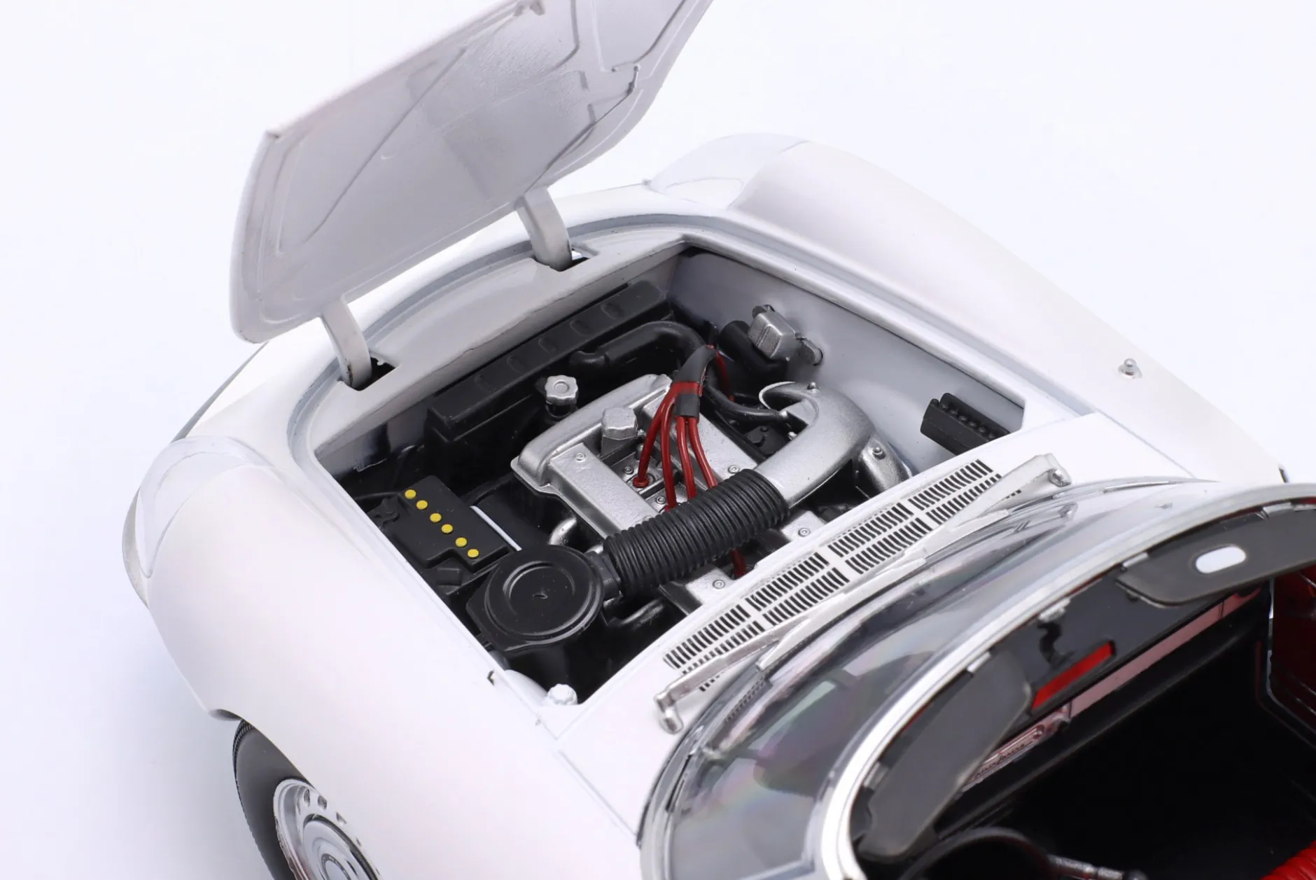 Alfa Romeo 1600 Duetto Spider Baujahr 1966 farinaweiß 1:18 TOURING