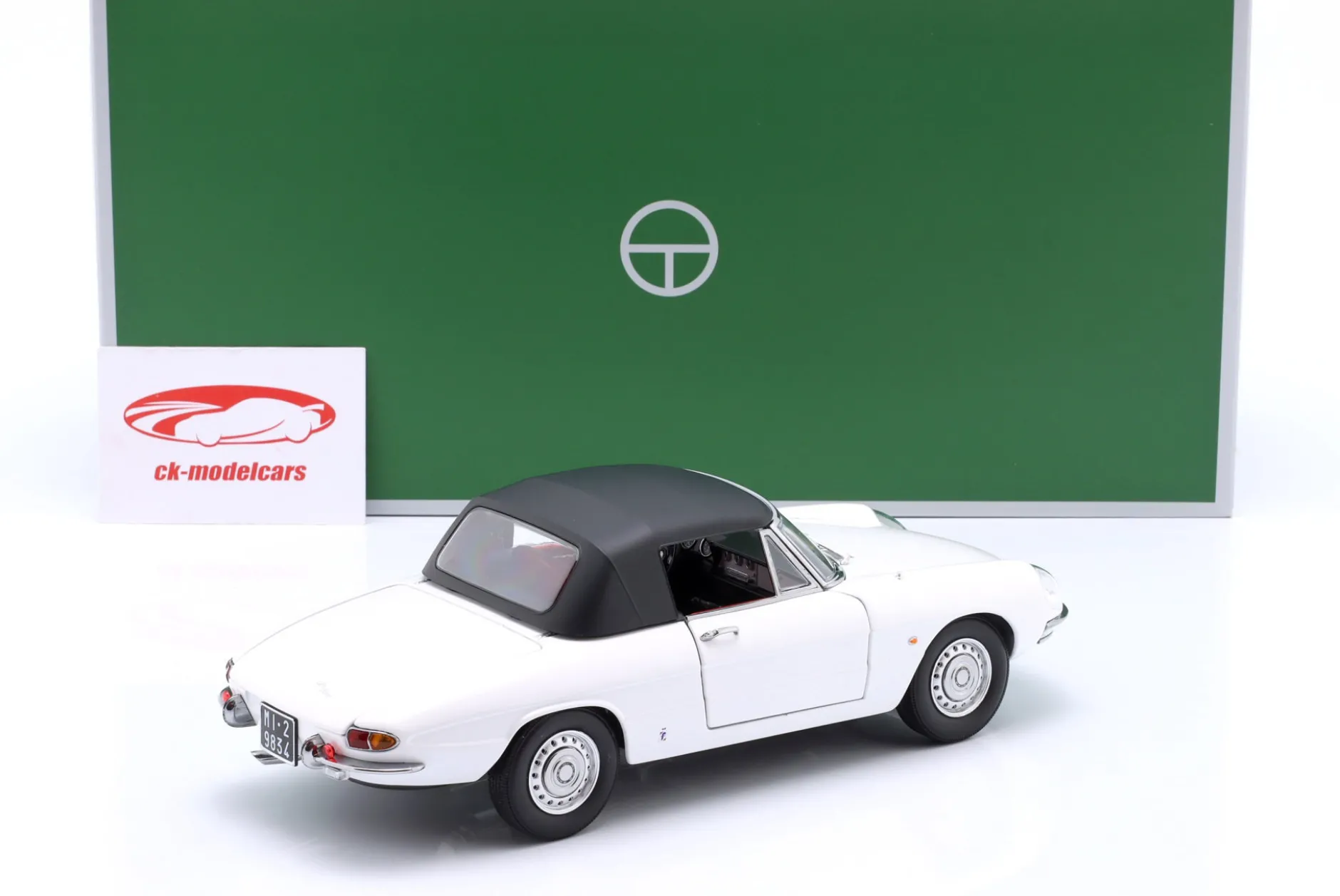 Alfa Romeo 1600 Duetto Spider Baujahr 1966 farinaweiß 1:18 TOURING