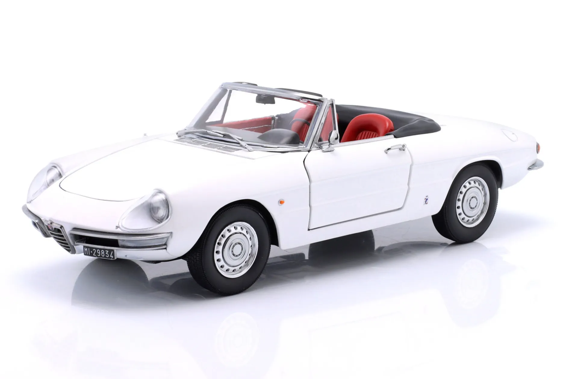 Alfa Romeo 1600 Duetto Spider Baujahr 1966 farinaweiß 1:18 TOURING