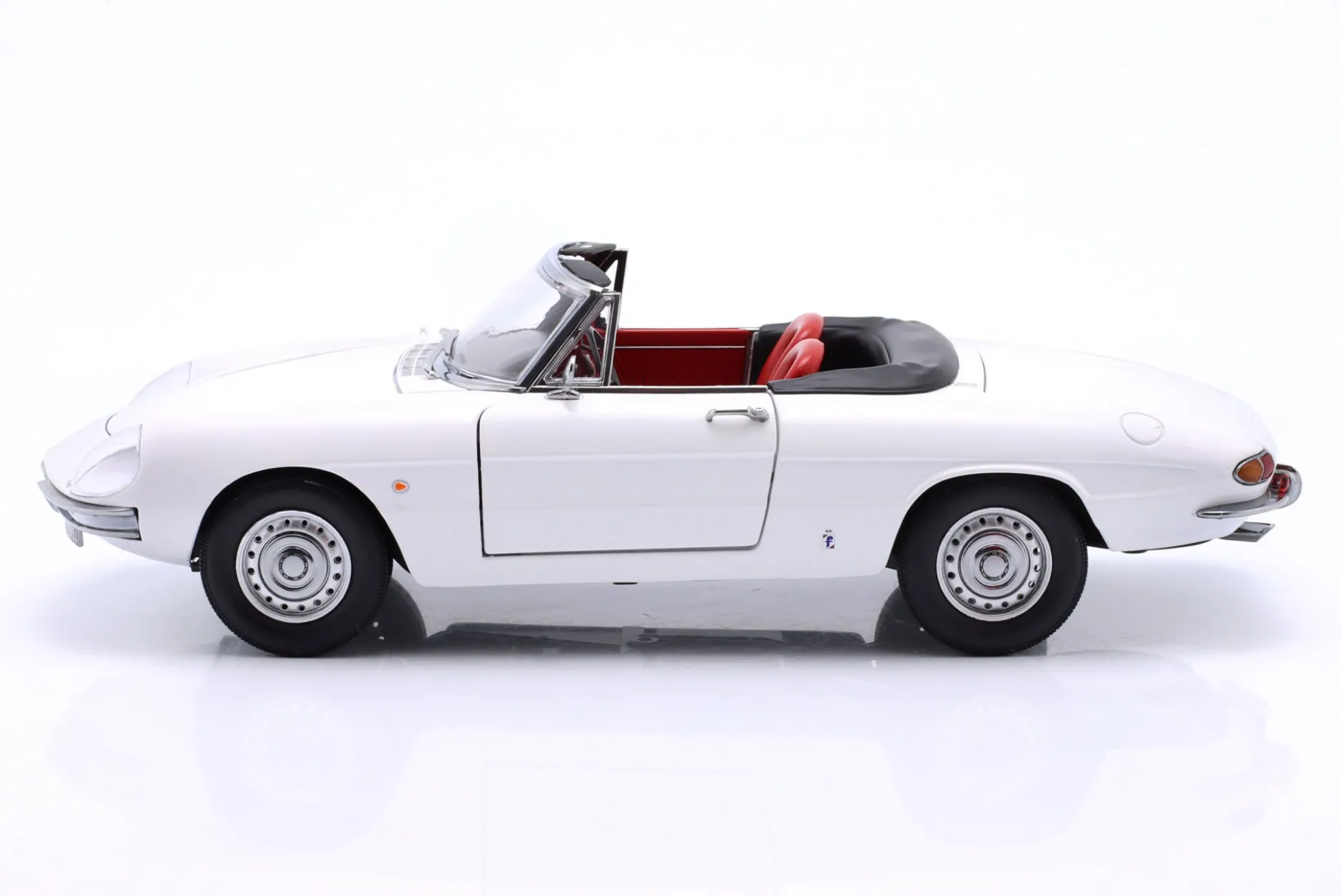 Alfa Romeo 1600 Duetto Spider Baujahr 1966 farinaweiß 1:18 TOURING