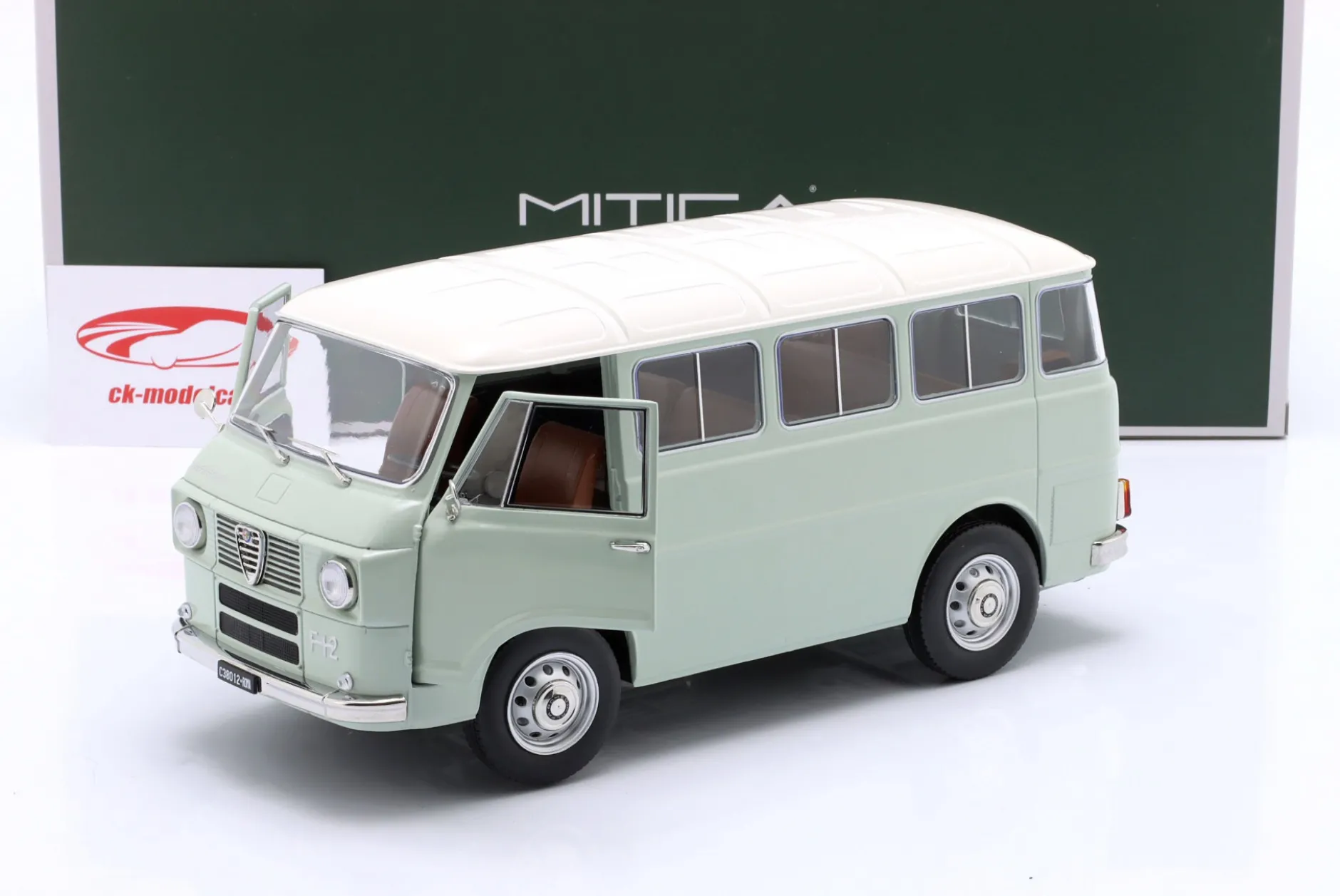 Alfa Romeo F-12 Minibus Serie 1 Baujahr 1967 hellgrün / elfenbein 1:18 MITICA