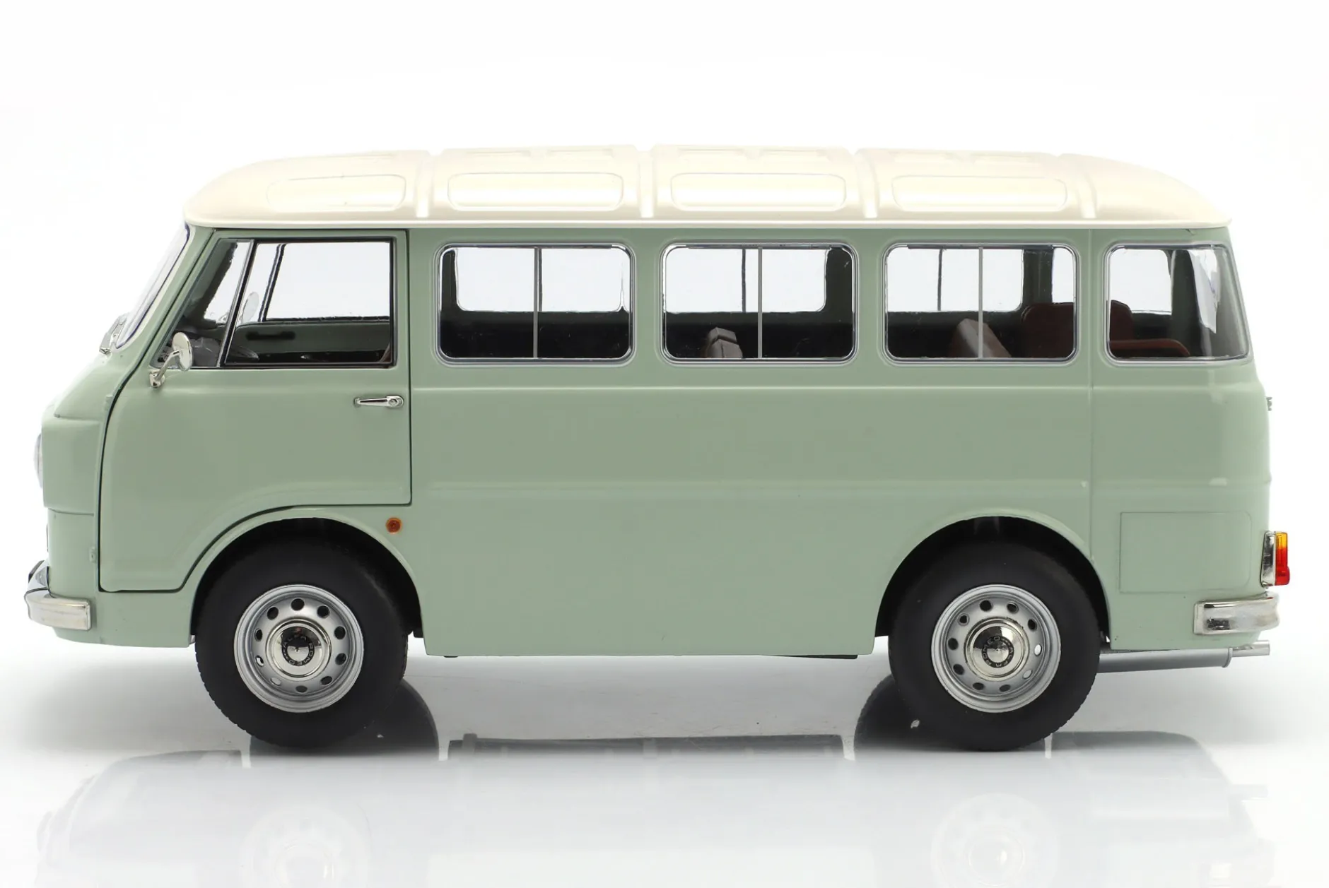 Alfa Romeo F-12 Minibus Serie 1 Baujahr 1967 hellgrün / elfenbein 1:18 MITICA