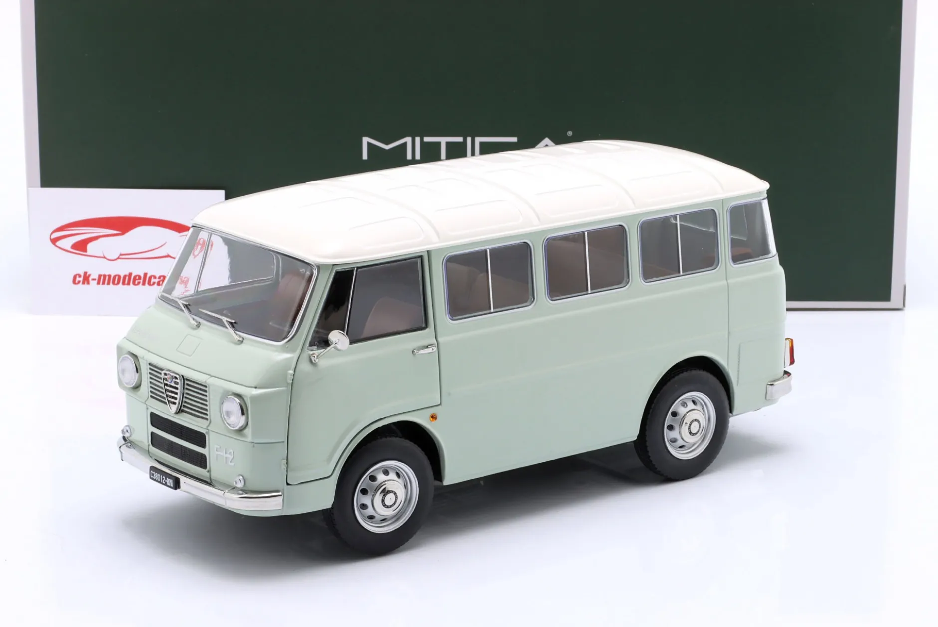 Alfa Romeo F-12 Minibus Serie 1 Baujahr 1967 hellgrün / elfenbein 1:18 MITICA