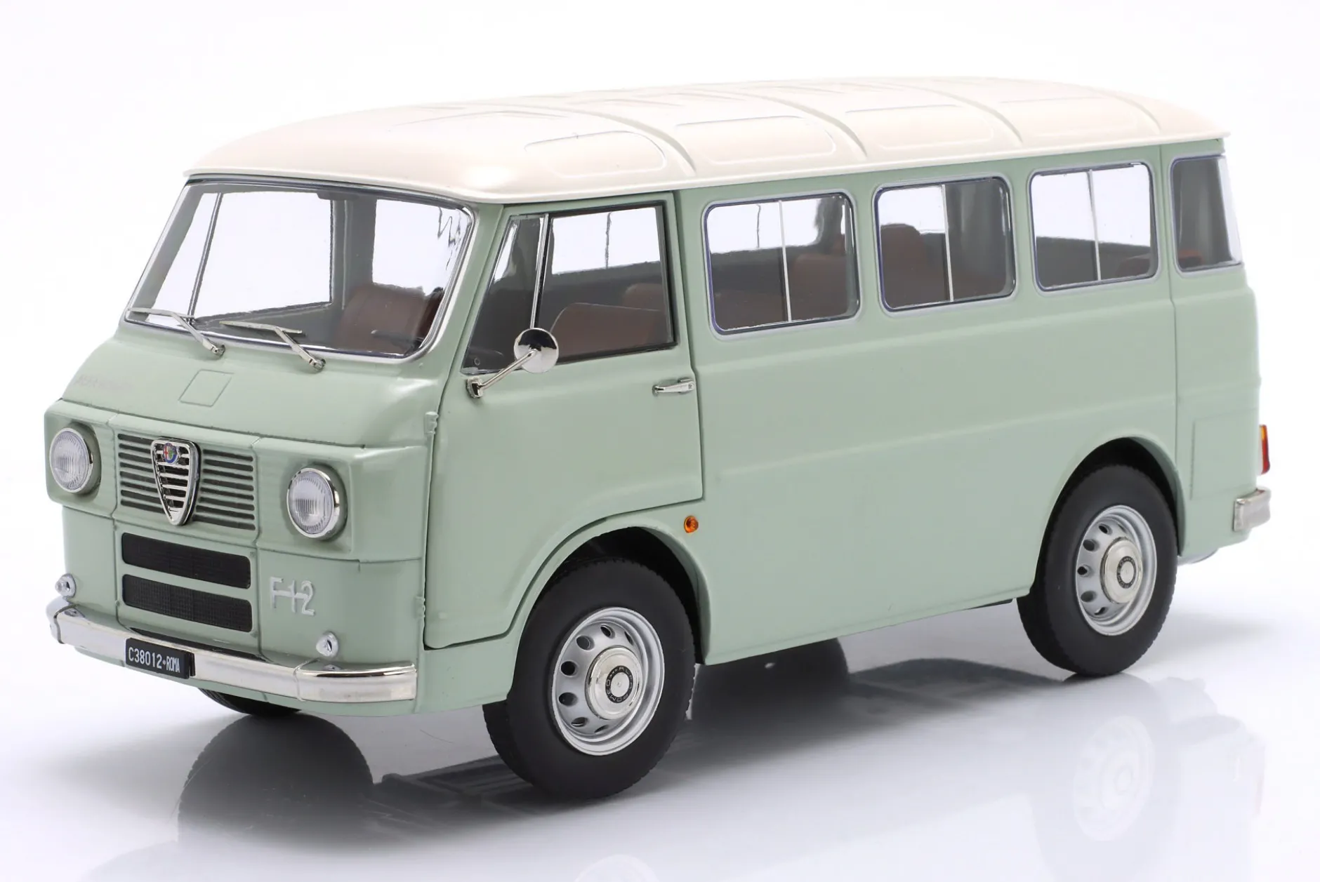 Alfa Romeo F-12 Minibus Serie 1 Baujahr 1967 hellgrün / elfenbein 1:18 MITICA