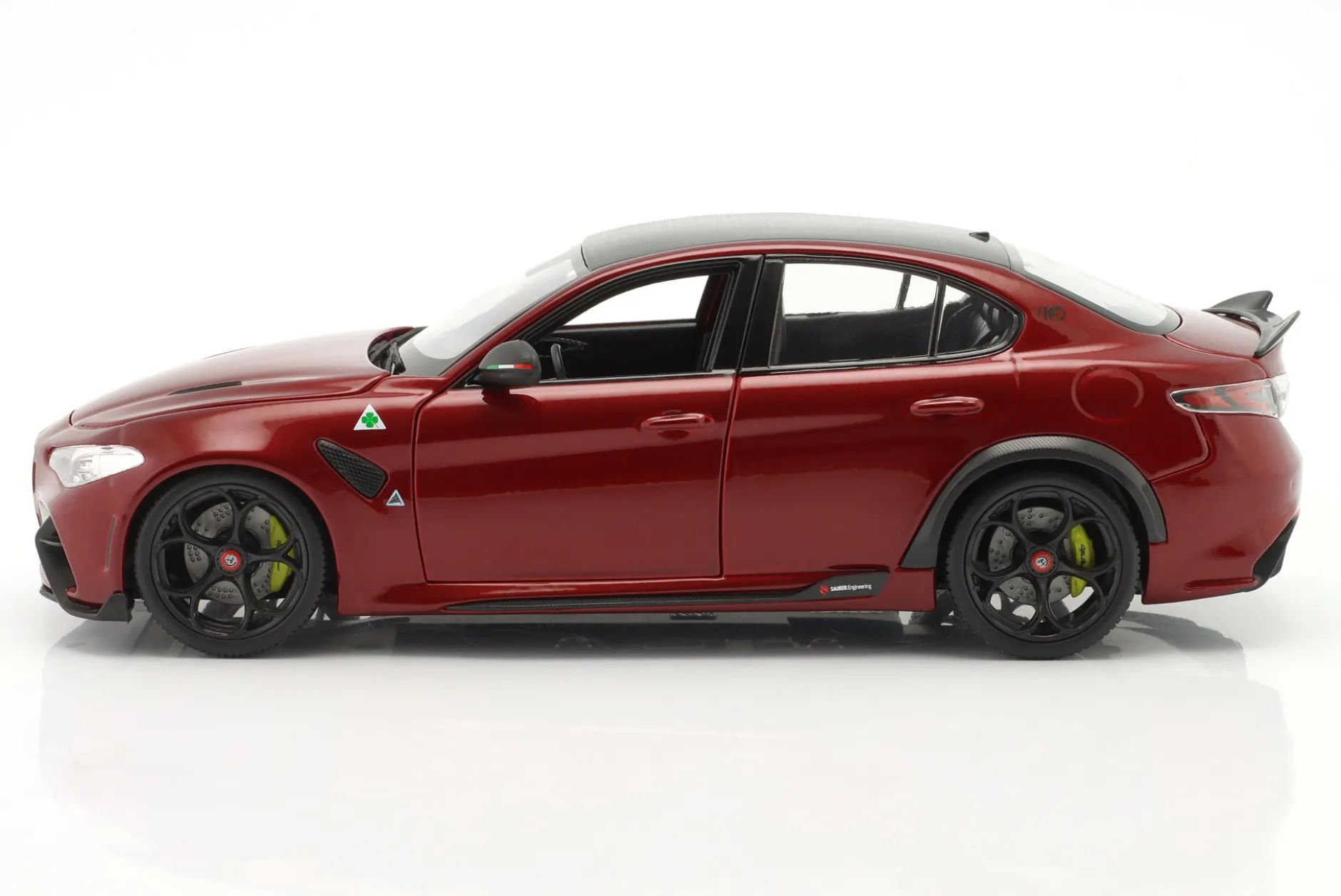 Alfa Romeo Giulia GTA Baujahr 2020 alfa dunkelrot metallic 1:18 Bburago