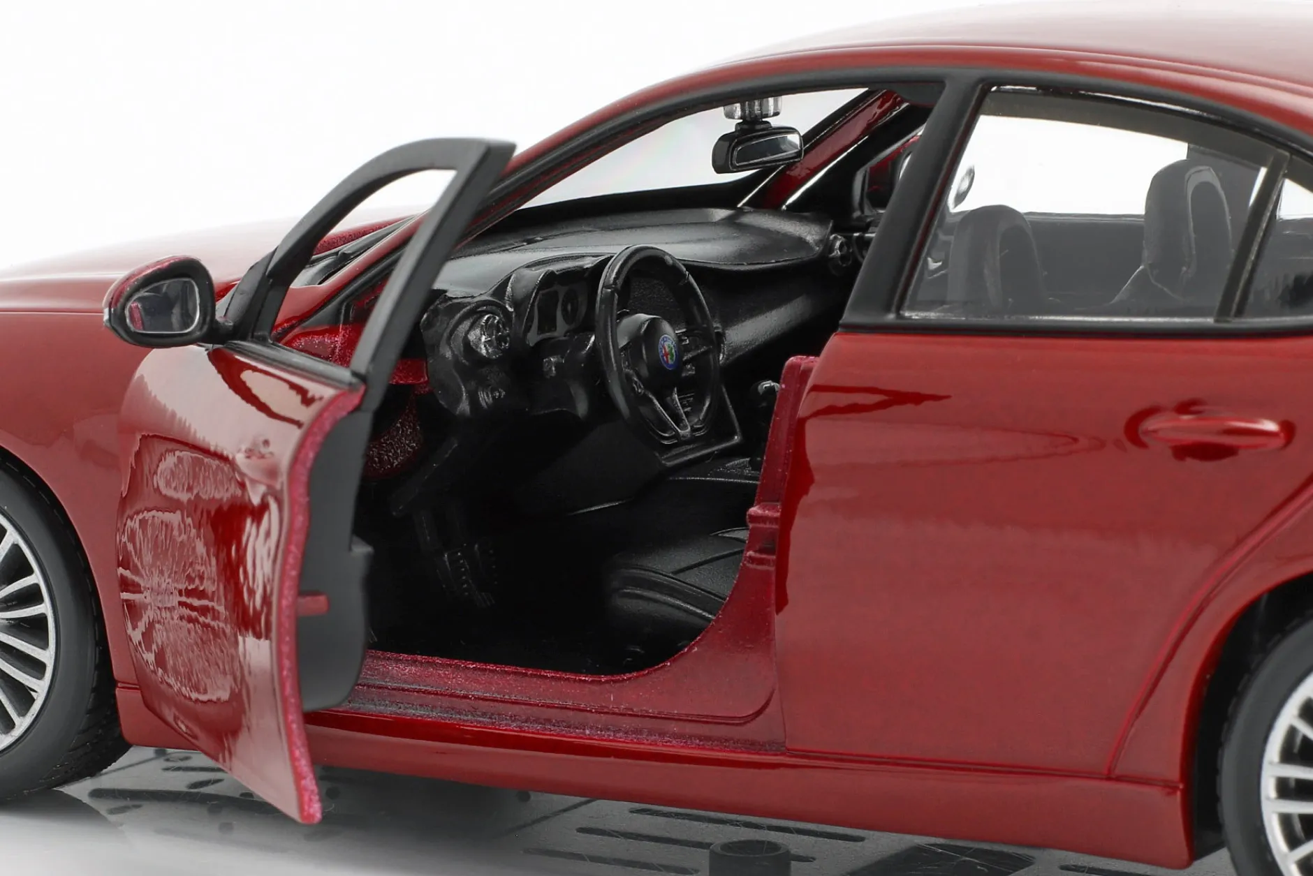 Alfa Romeo Giulia rot 1:24 Bburago