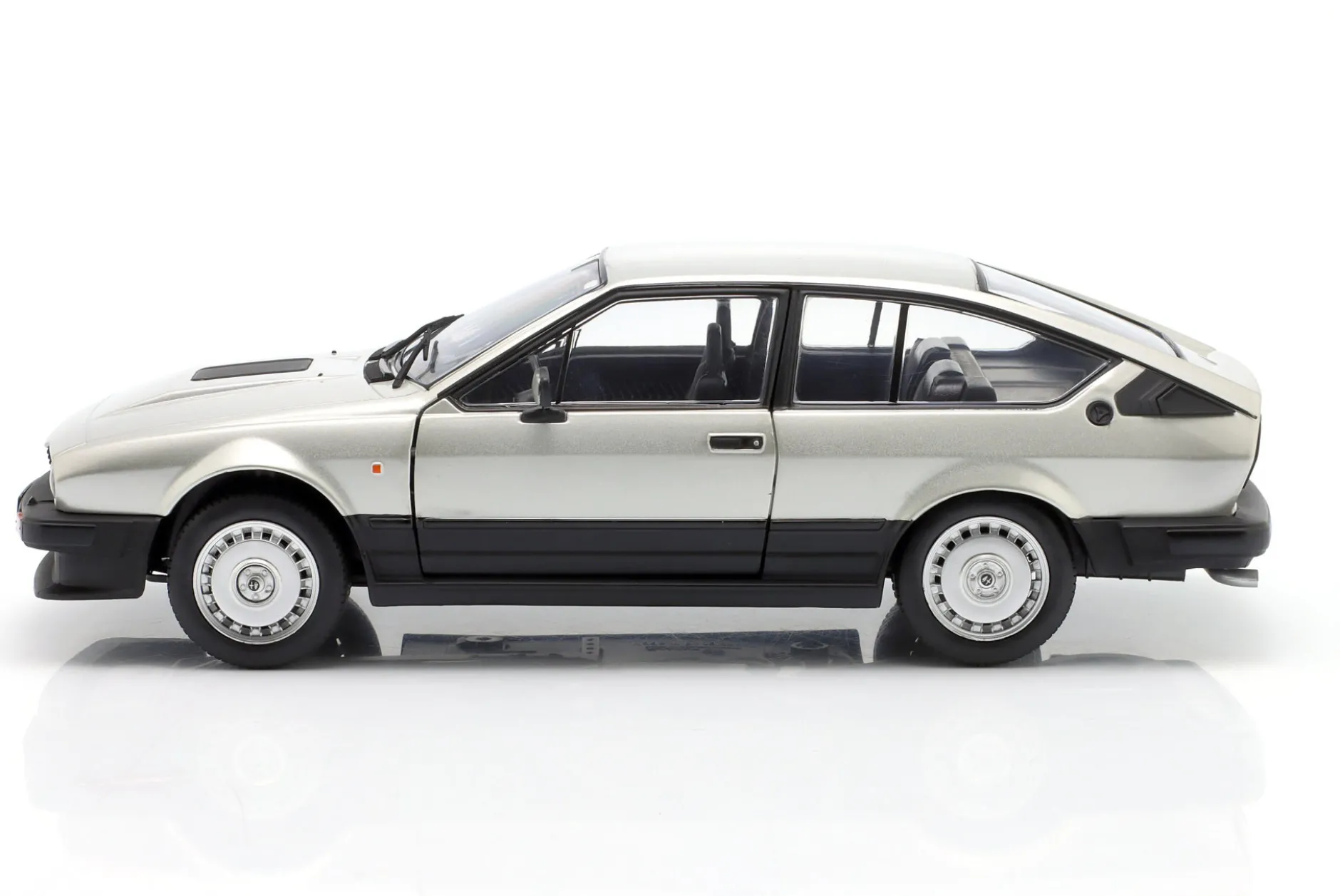 Alfa Romeo GTV6 Baujahr 1984 silber 1:18 Solido