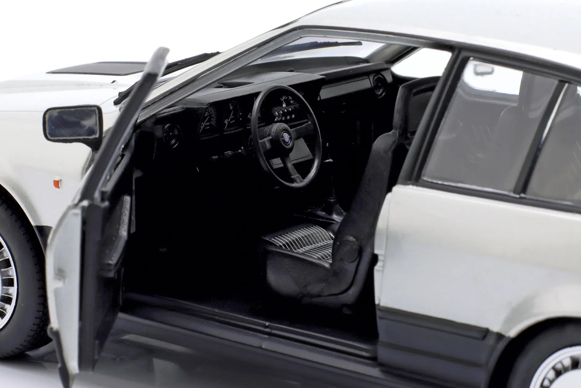 Alfa Romeo GTV6 Baujahr 1984 silber 1:18 Solido