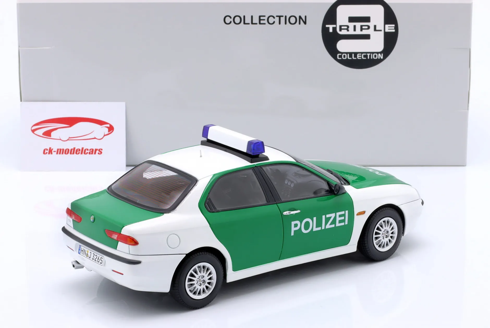 Alfa Romeo 156 Polizei Deutschland Baujahr 1998 weiß, grün 1:18 Triple9