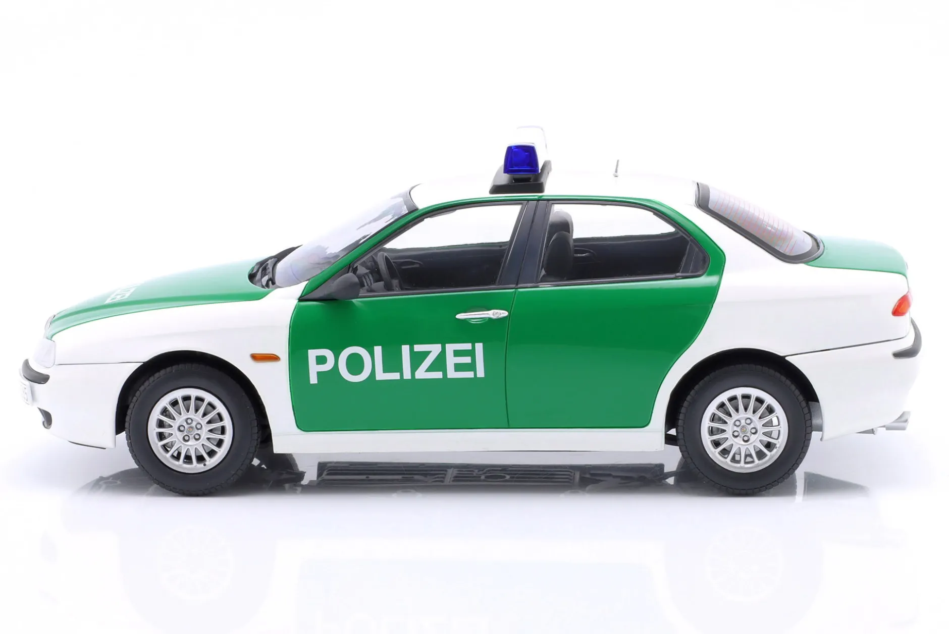 Alfa Romeo 156 Polizei Deutschland Baujahr 1998 weiß, grün 1:18 Triple9