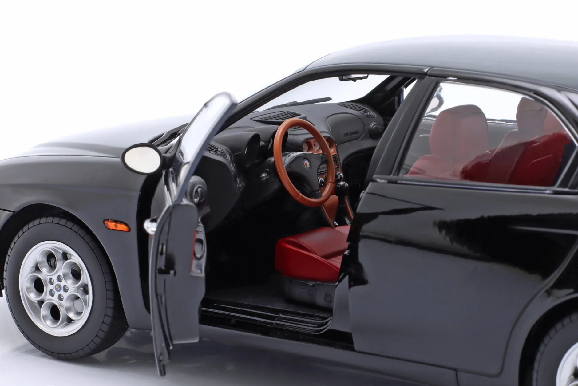 Alfa Romeo 156 2.5 V6 24V Baujahr 1997 schwarz 1:18 Mitica