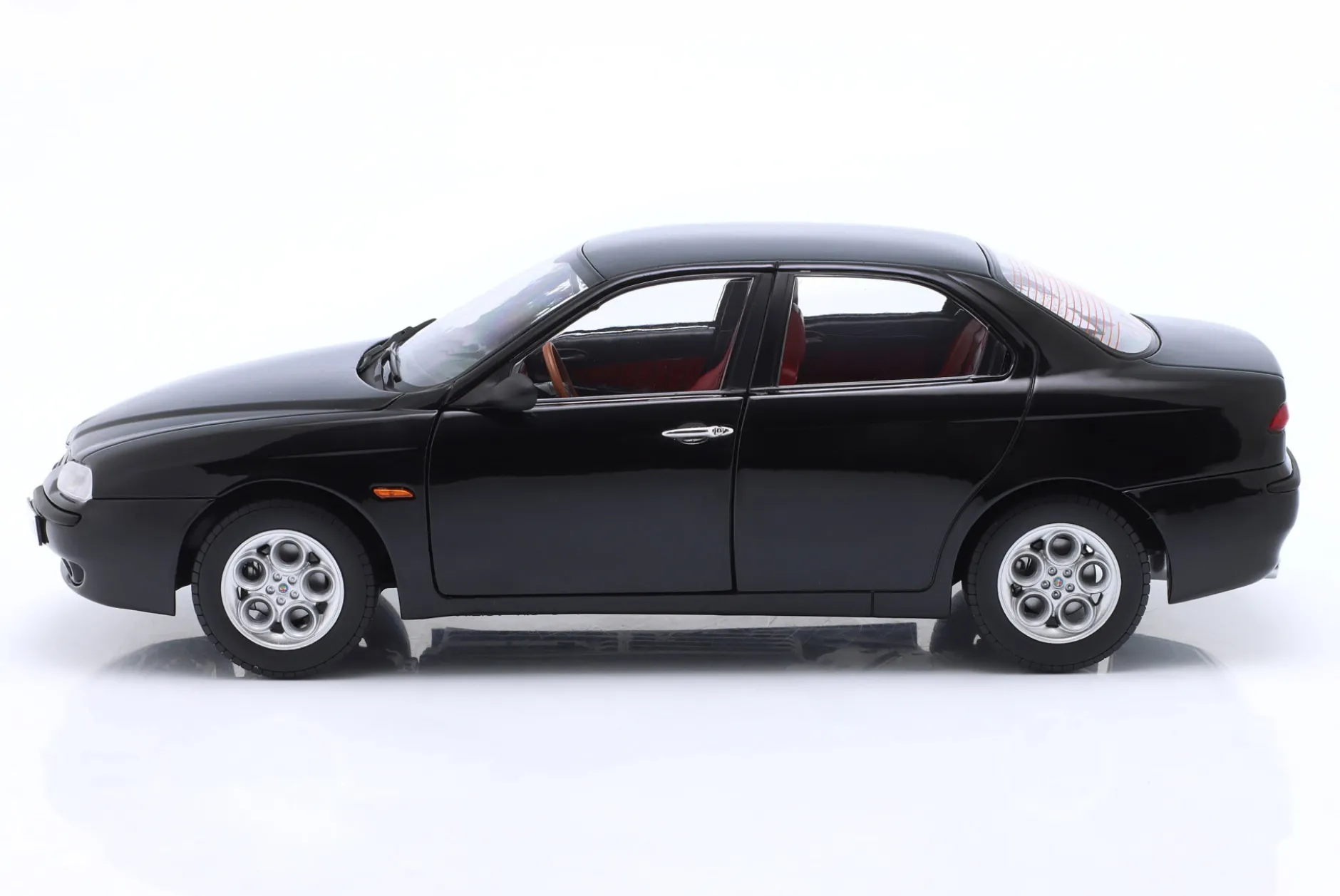 Alfa Romeo 156 2.5 V6 24V Baujahr 1997 schwarz 1:18 Mitica