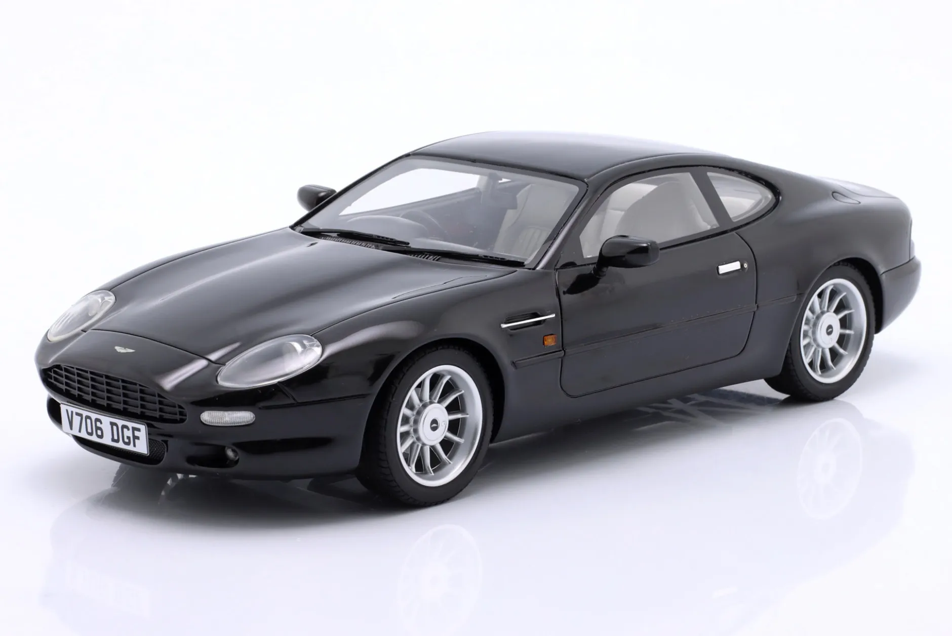 Aston Martin DB7 Baujahr 1993-1999 bowland schwarz 1:18 Cult Scale