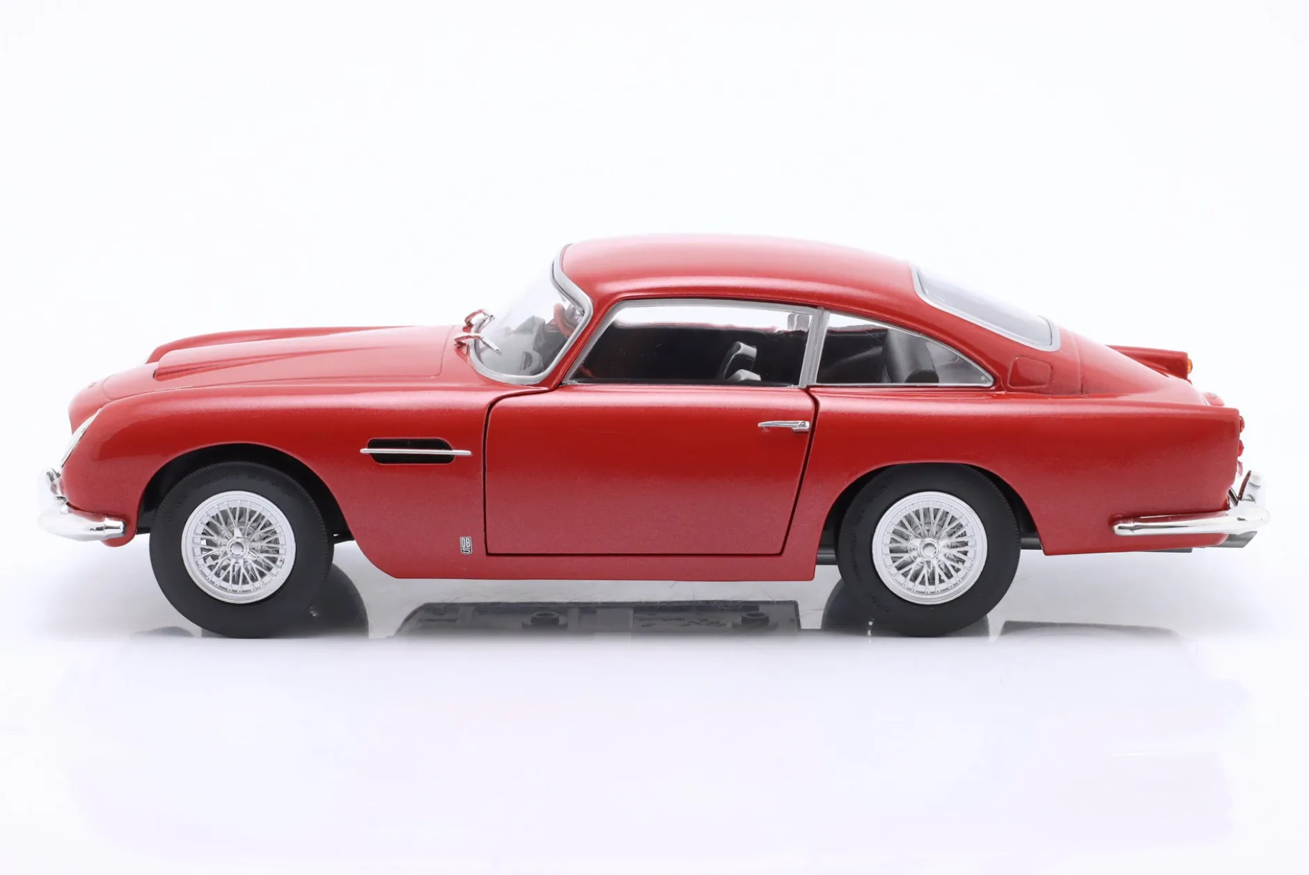Aston Martin DB5 Baujahr 1964 rot metallic 1:18 Solido