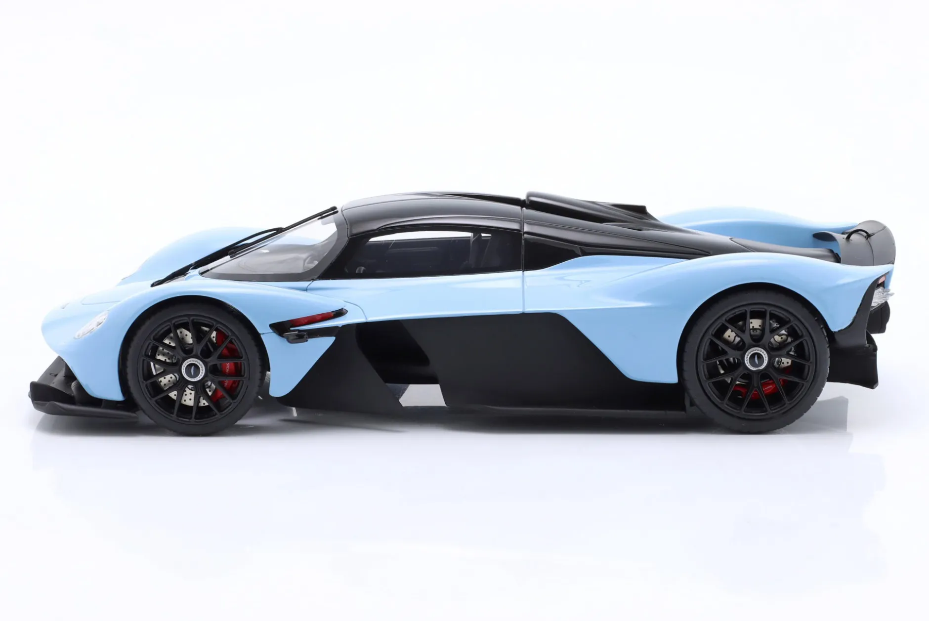 Aston Martin Valkyrie Baujahr 2023 blau 1:18 GT-Spirit