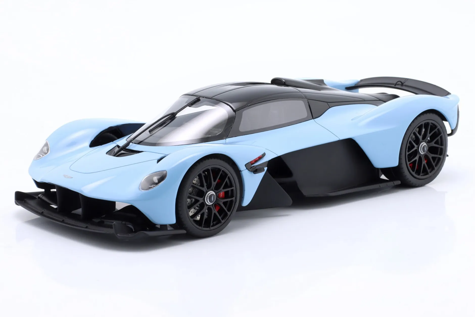 Aston Martin Valkyrie Baujahr 2023 blau 1:18 GT-Spirit