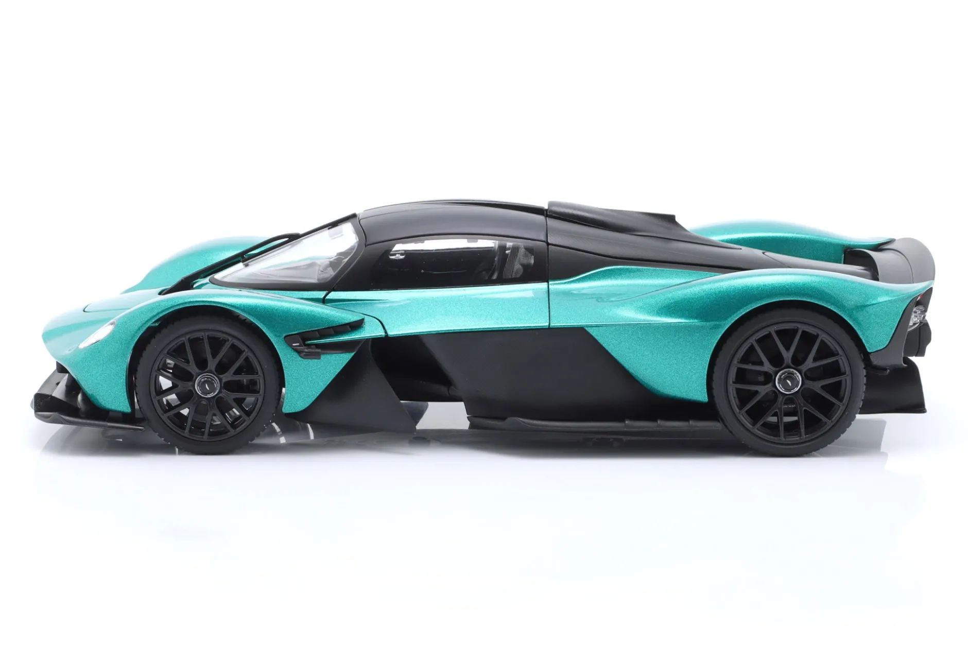 Aston Martin Valkyrie Baujahr 2022 grün 1:18 Maisto