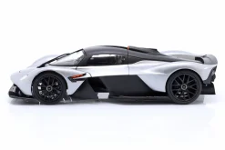 Aston Martin Valkyrie Baujahr 2022 silber 1:18 Maisto