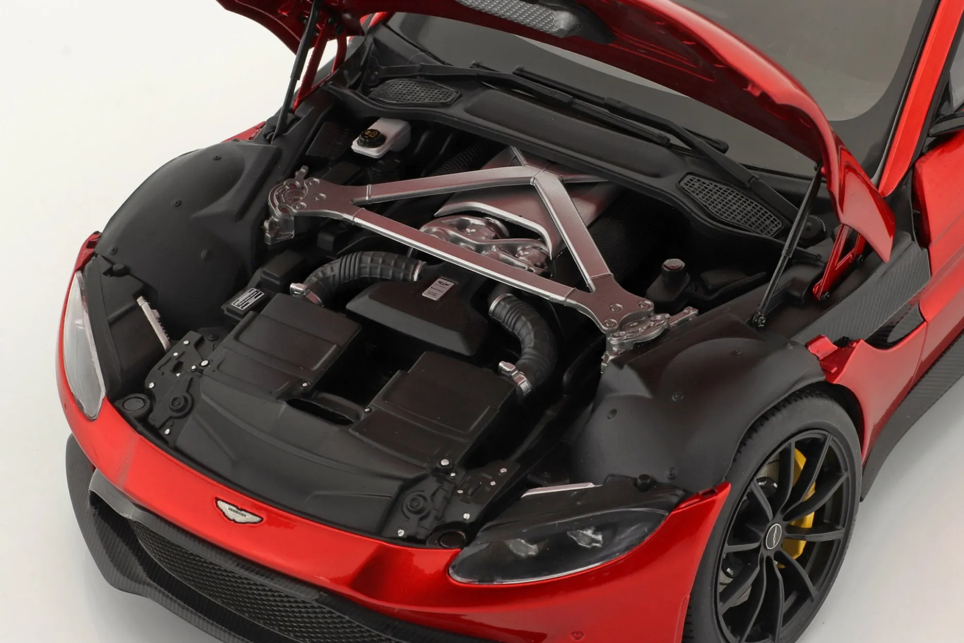 Aston Martin Vantage Baujahr 2019 hyper rot 1:18 AUTOart