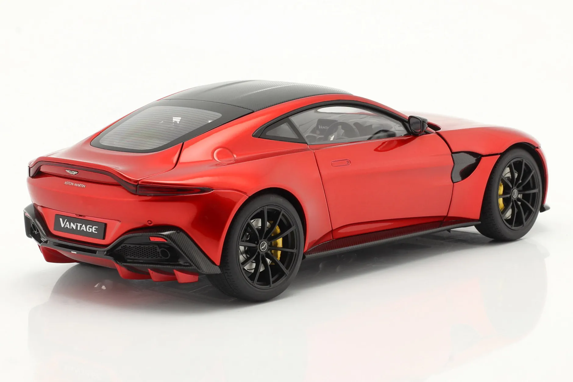 Aston Martin Vantage Baujahr 2019 hyper rot 1:18 AUTOart
