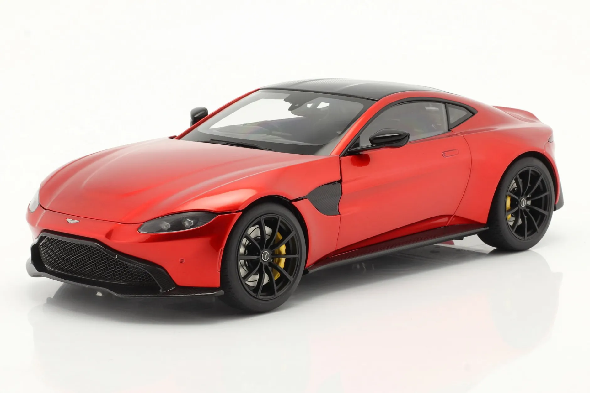 Aston Martin Vantage Baujahr 2019 hyper rot 1:18 AUTOart