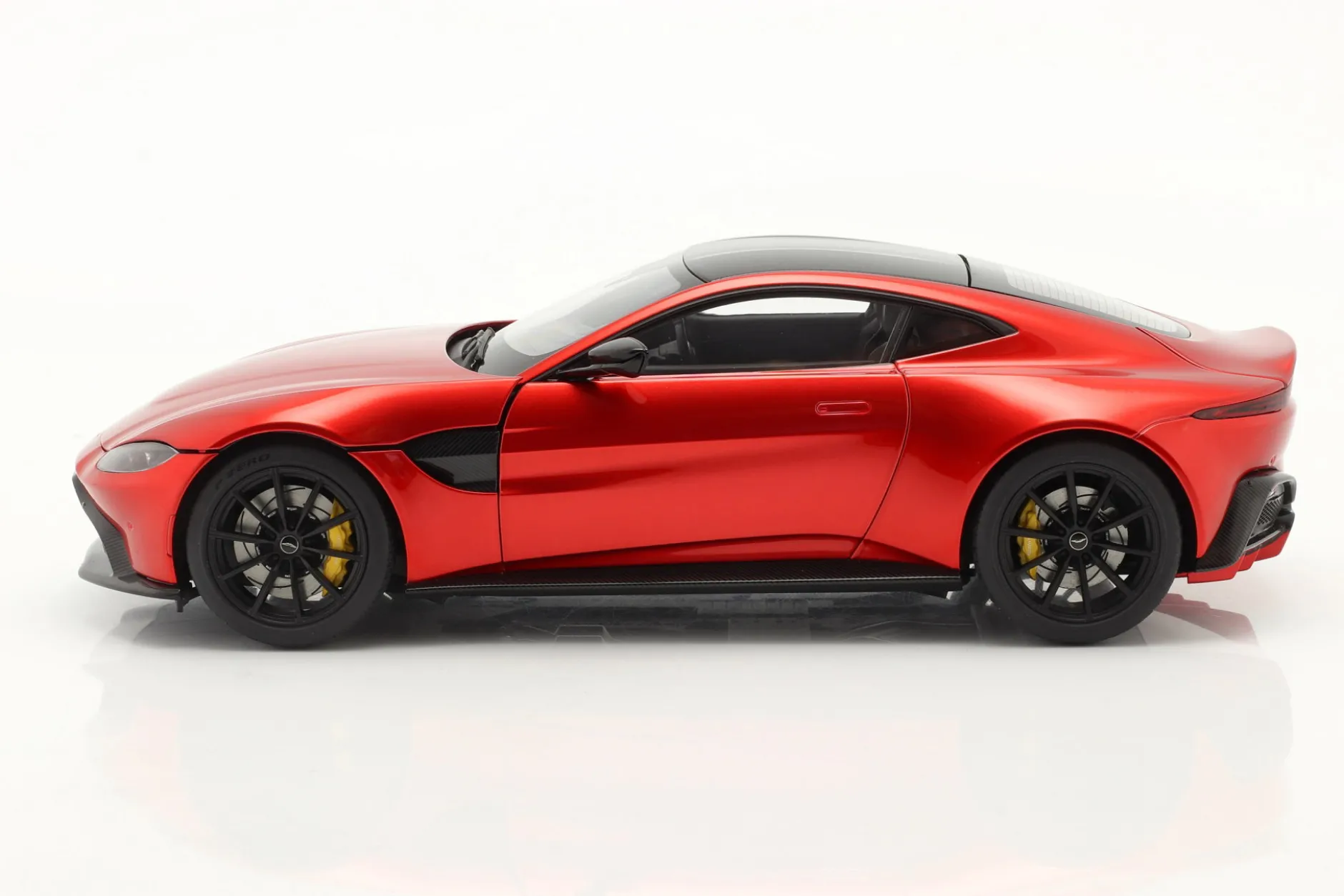 Aston Martin Vantage Baujahr 2019 hyper rot 1:18 AUTOart