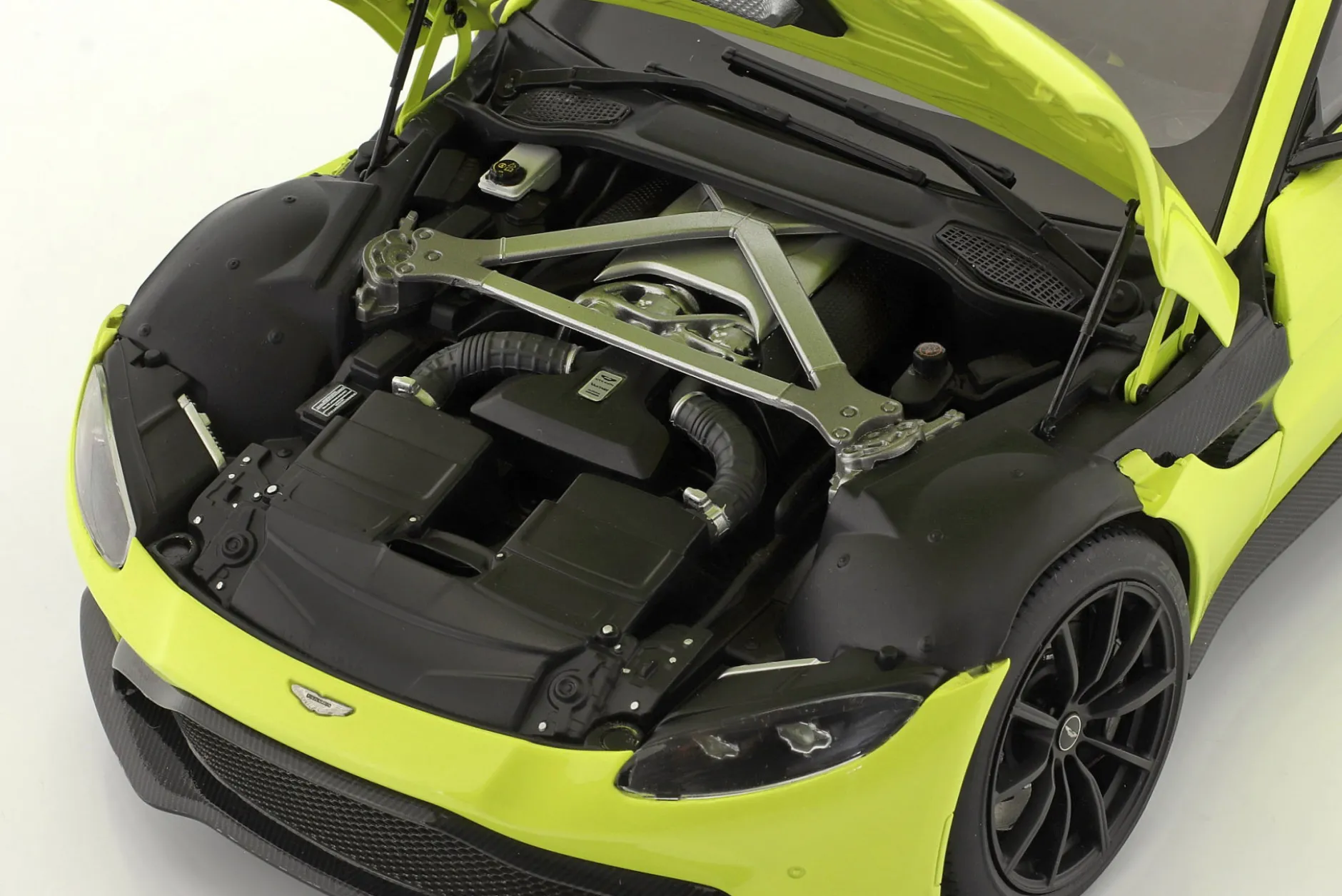Aston Martin Vantage Baujahr 2019 limettengrün 1:18 AUTOart