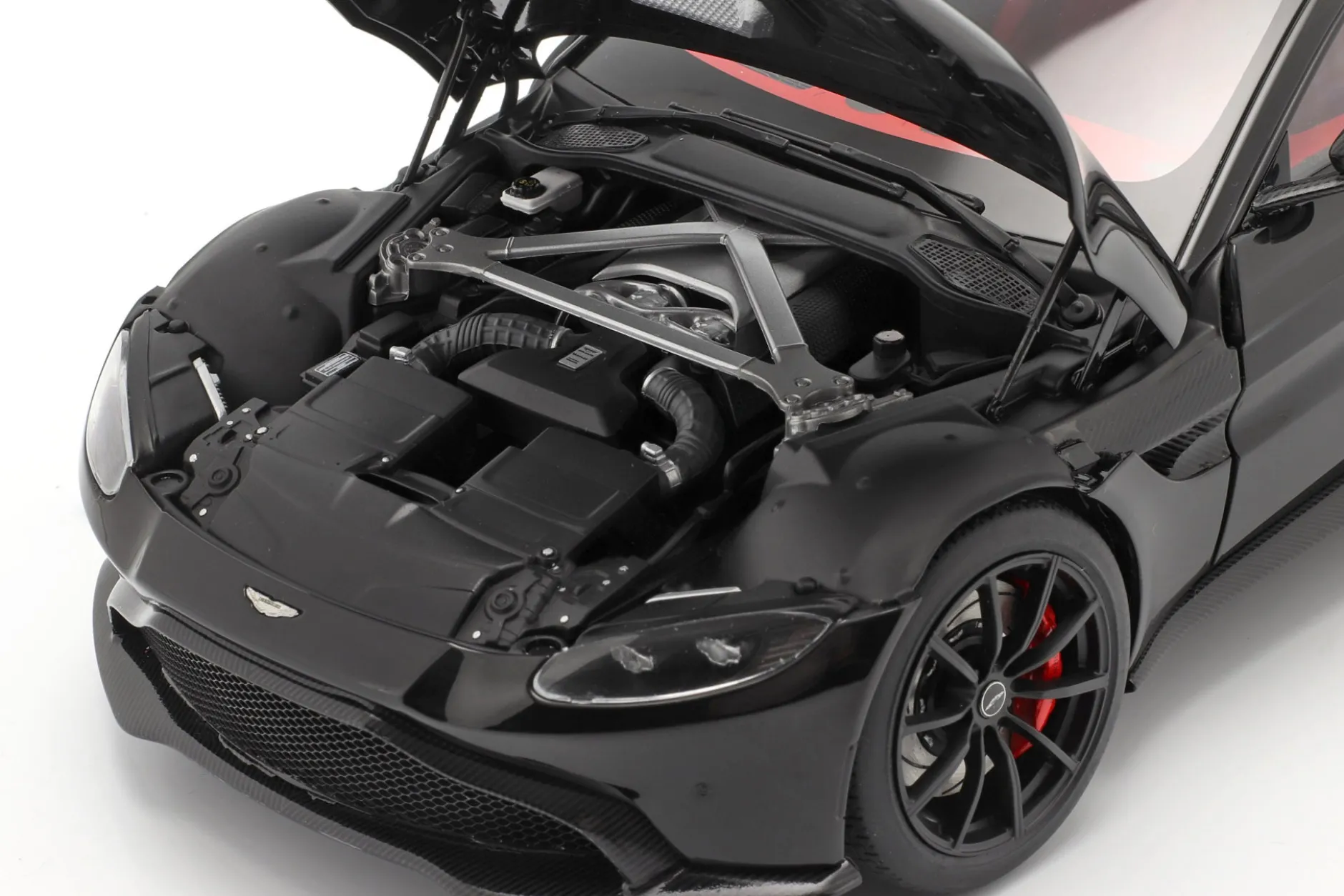 Aston Martin Vantage Baujahr 2019 schwarz 1:18 AUTOart