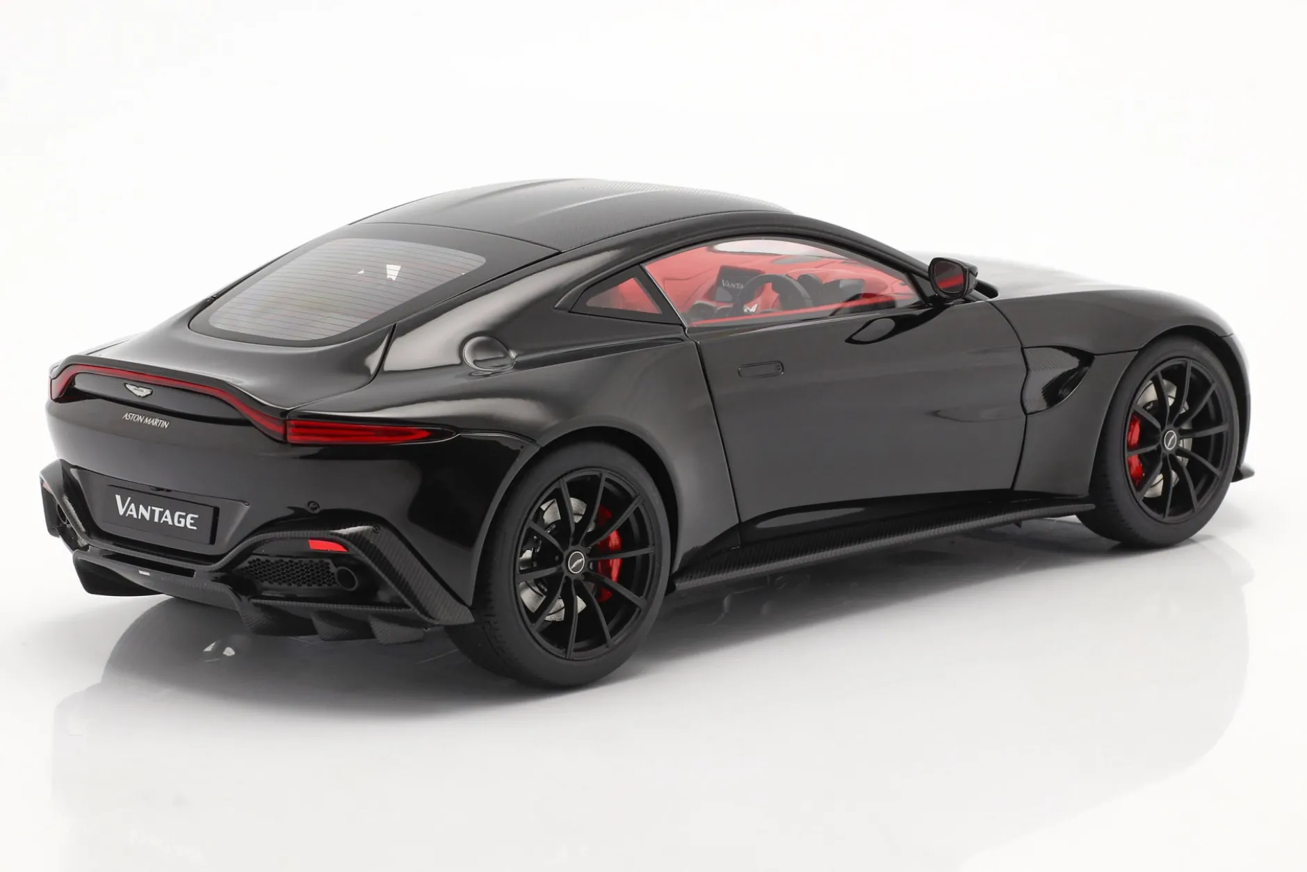 Aston Martin Vantage Baujahr 2019 schwarz 1:18 AUTOart
