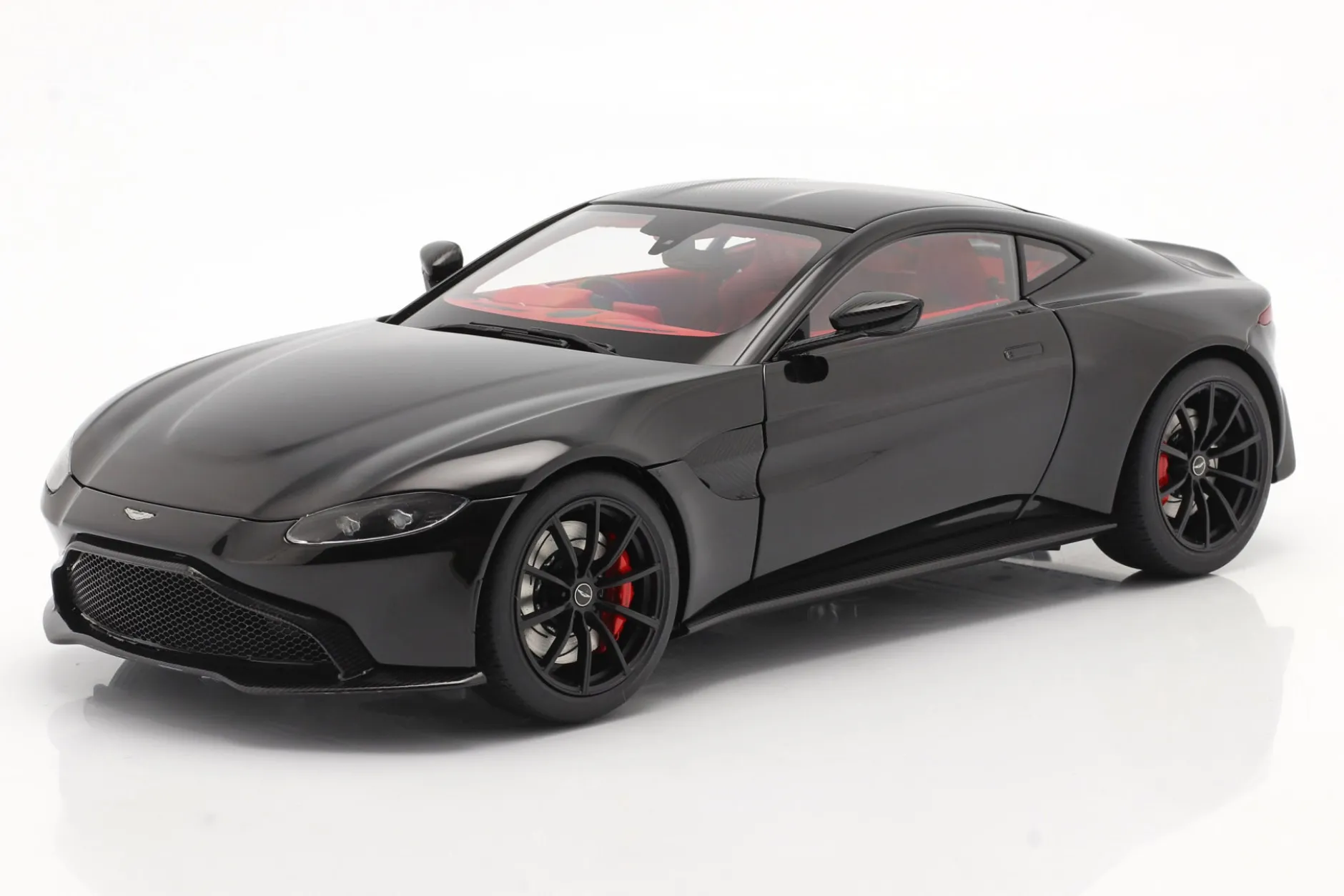 Aston Martin Vantage Baujahr 2019 schwarz 1:18 AUTOart
