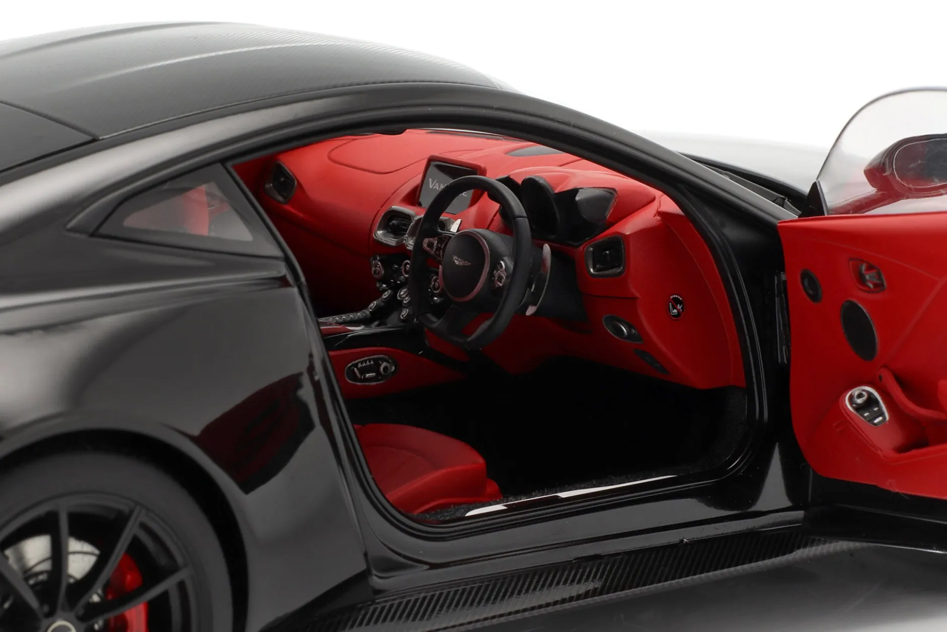 Aston Martin Vantage Baujahr 2019 schwarz 1:18 AUTOart