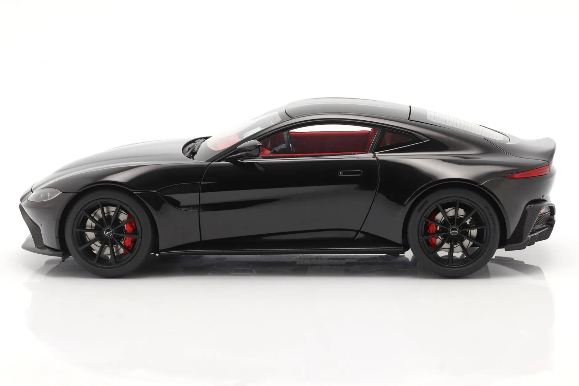 Aston Martin Vantage Baujahr 2019 schwarz 1:18 AUTOart