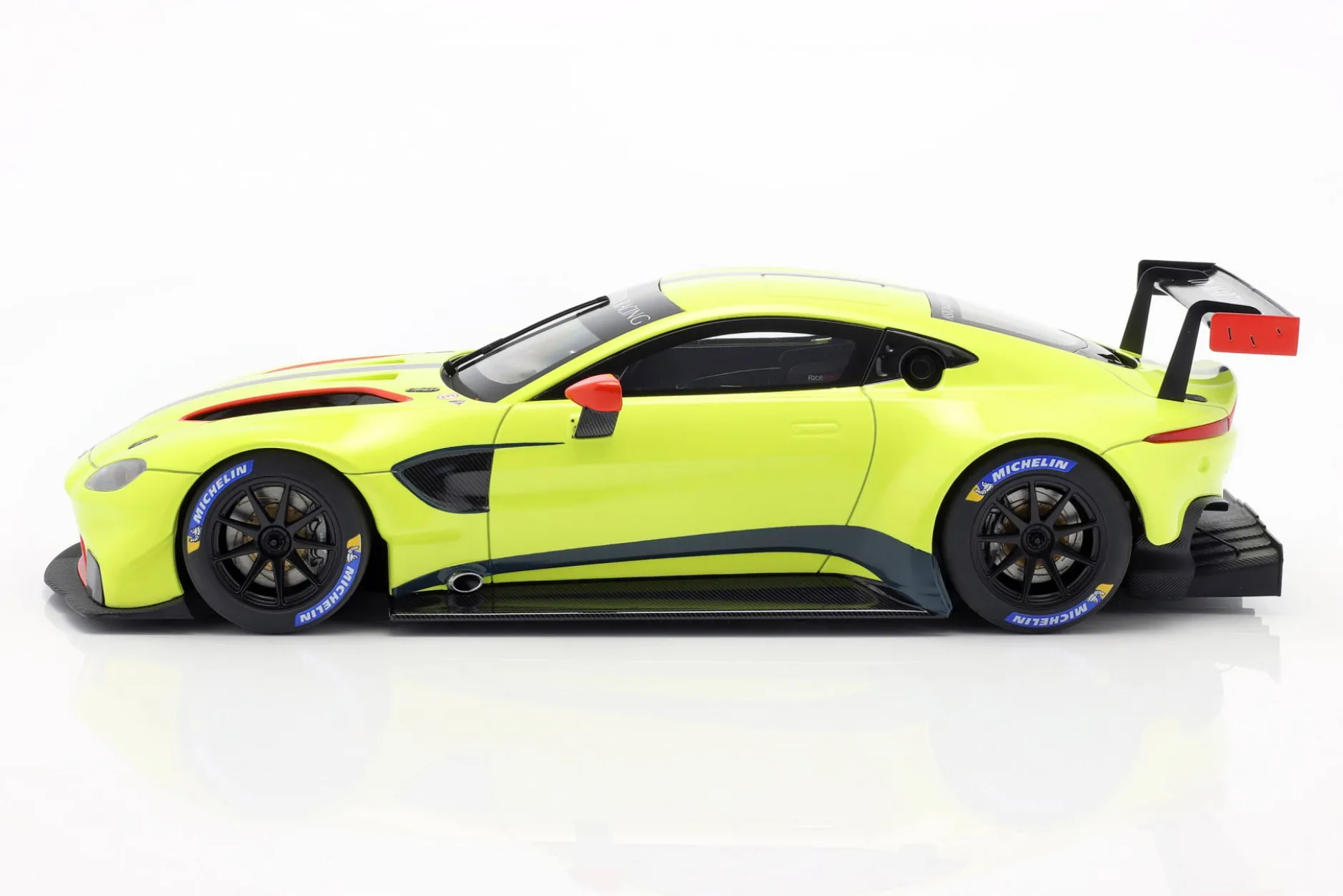 Aston Martin Vantage GTE LeMans Pro 2018 Presentation Car 1:18 AUTOart