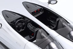 Aston Martin V12 Speedster Baujahr 2020 skyfall silber 1:18 GT-Spirit
