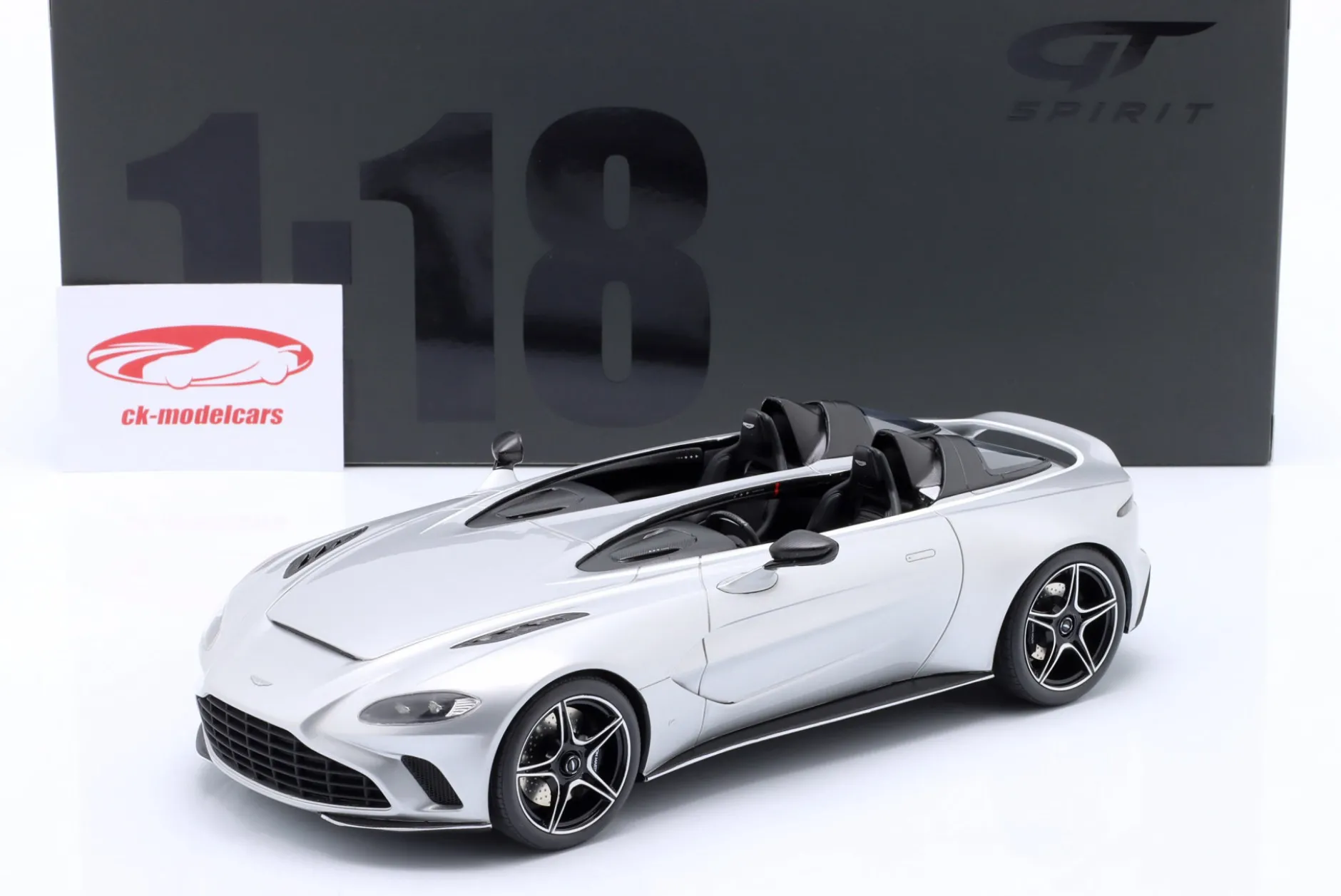 Aston Martin V12 Speedster Baujahr 2020 skyfall silber 1:18 GT-Spirit