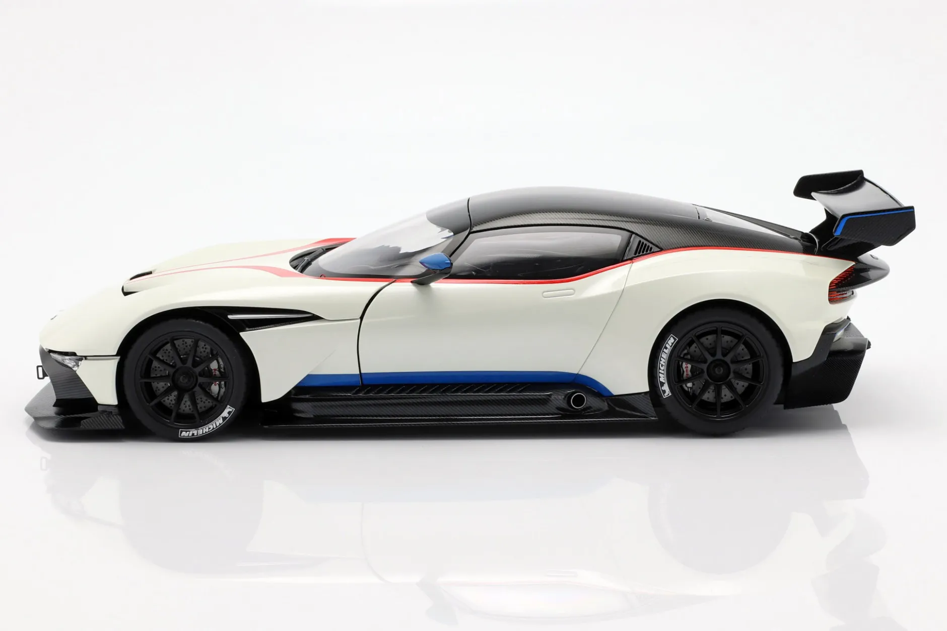 Aston Martin Vulcan Baujahr 2015 stratus weiß 1:18 AUTOart