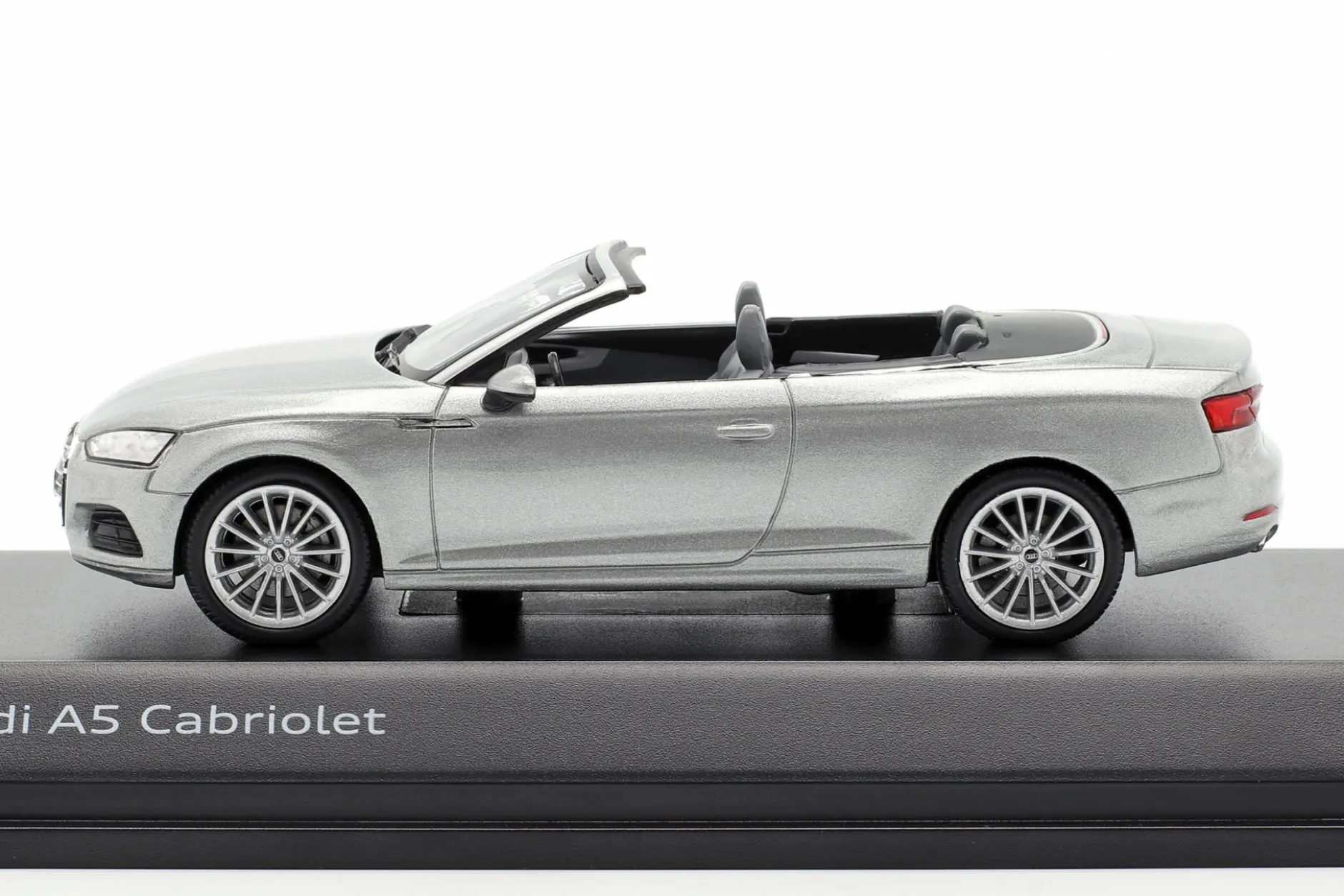 Audi A5 Cabriolet Baujahr 2017 florettsilber 1:43 Spark