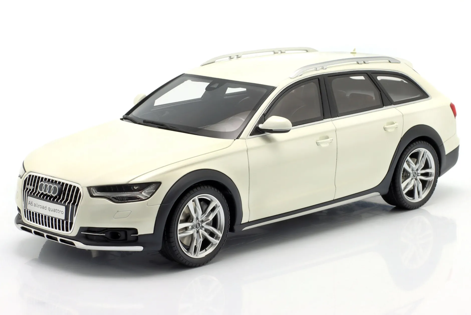 Audi A6 (C7) All Road Baujahr 2015 Ibis weiß 1:18 OttOmobile