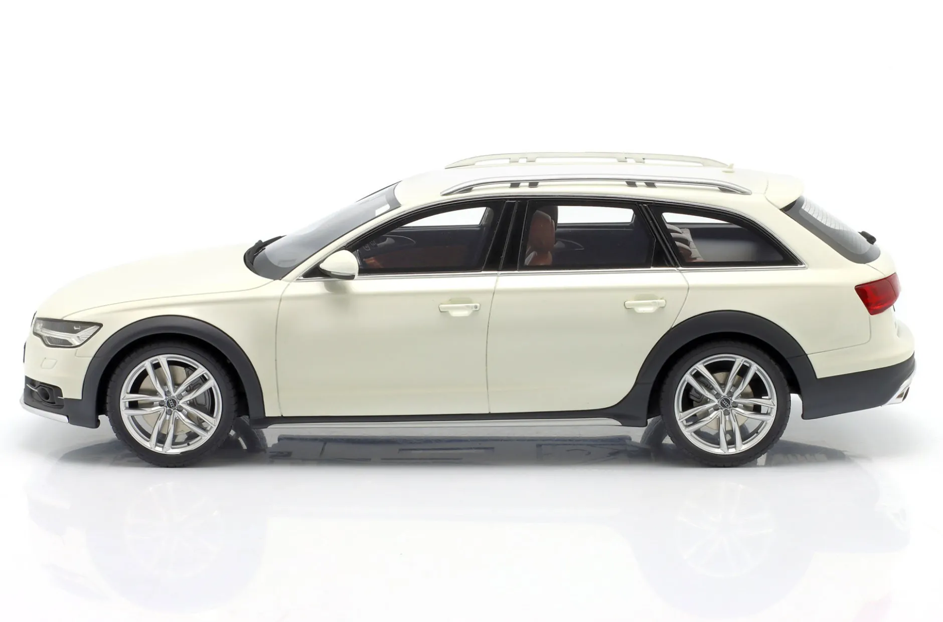 Audi A6 (C7) All Road Baujahr 2015 Ibis weiß 1:18 OttOmobile