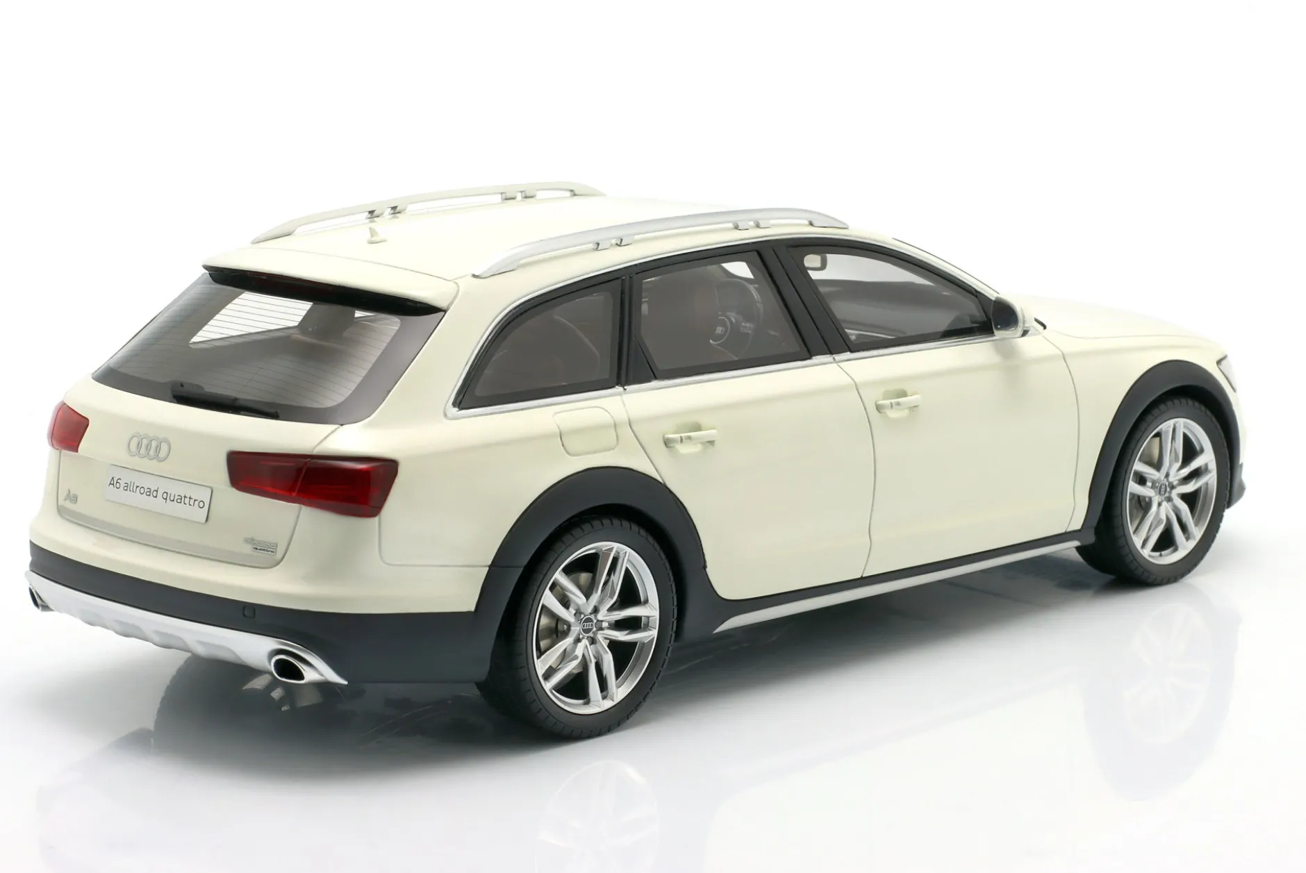 Audi A6 (C7) All Road Baujahr 2015 Ibis weiß 1:18 OttOmobile