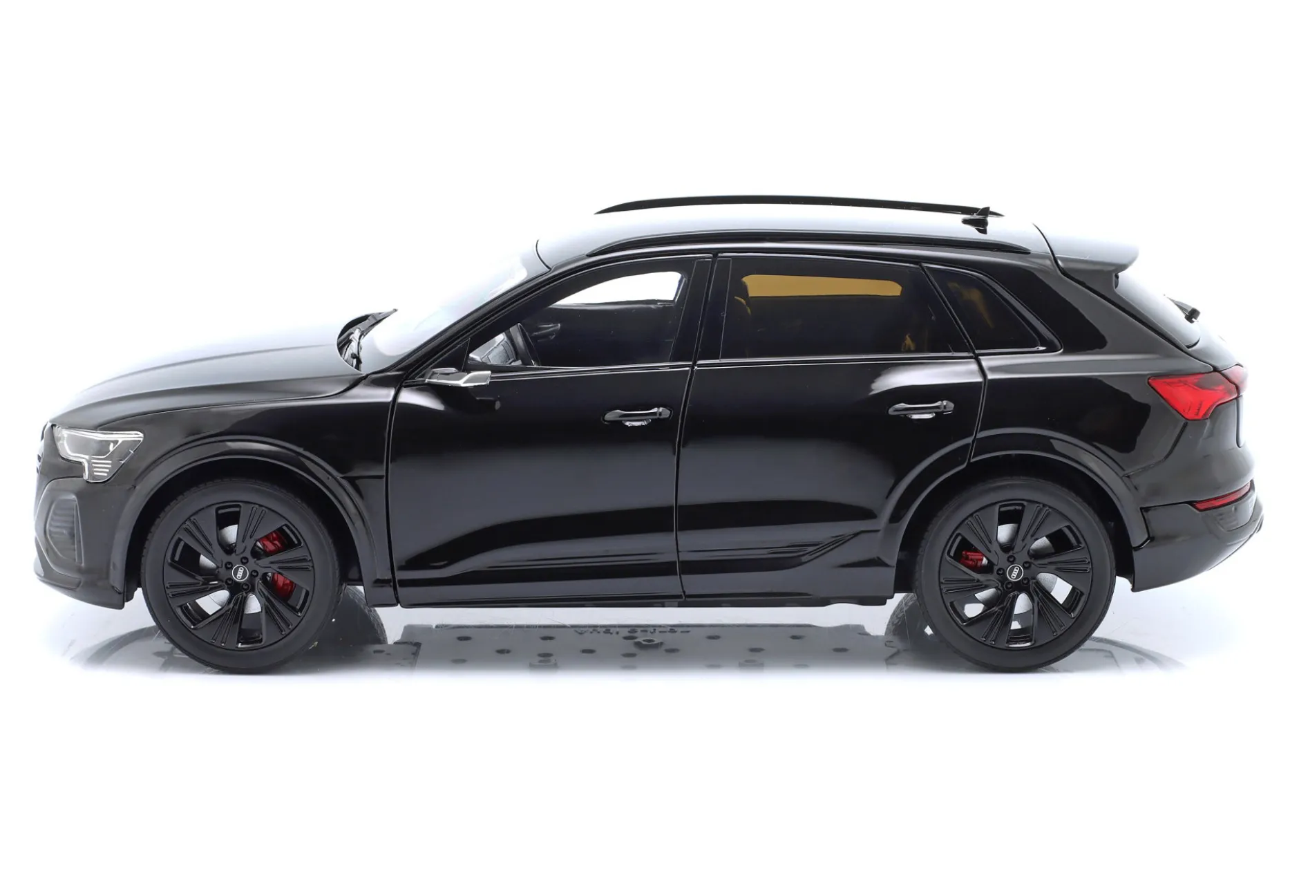 Audi Q8 e-tron Baujahr 2023 mythosschwarz 1:18 Norev