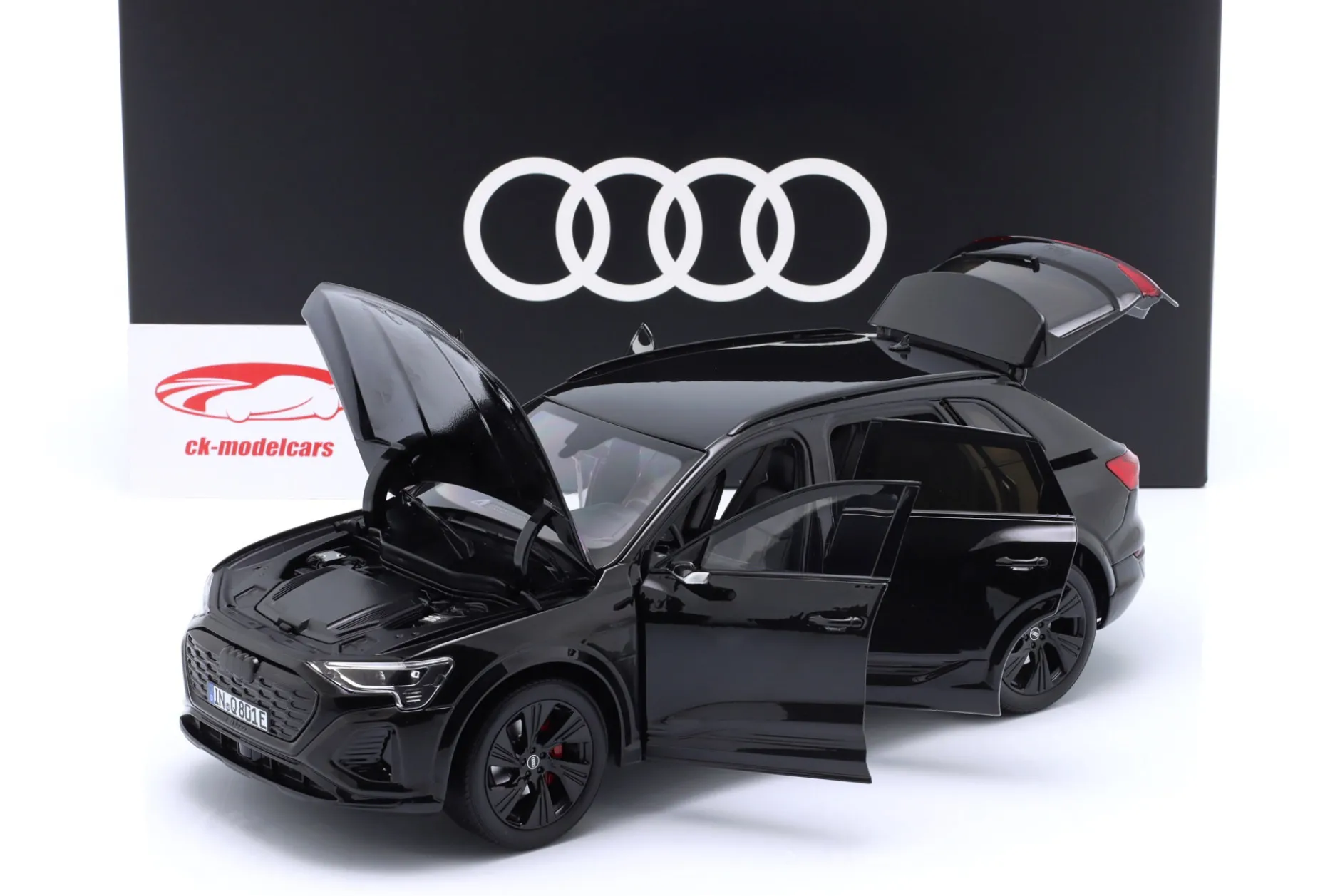 Audi Q8 e-tron Baujahr 2023 mythosschwarz 1:18 Norev