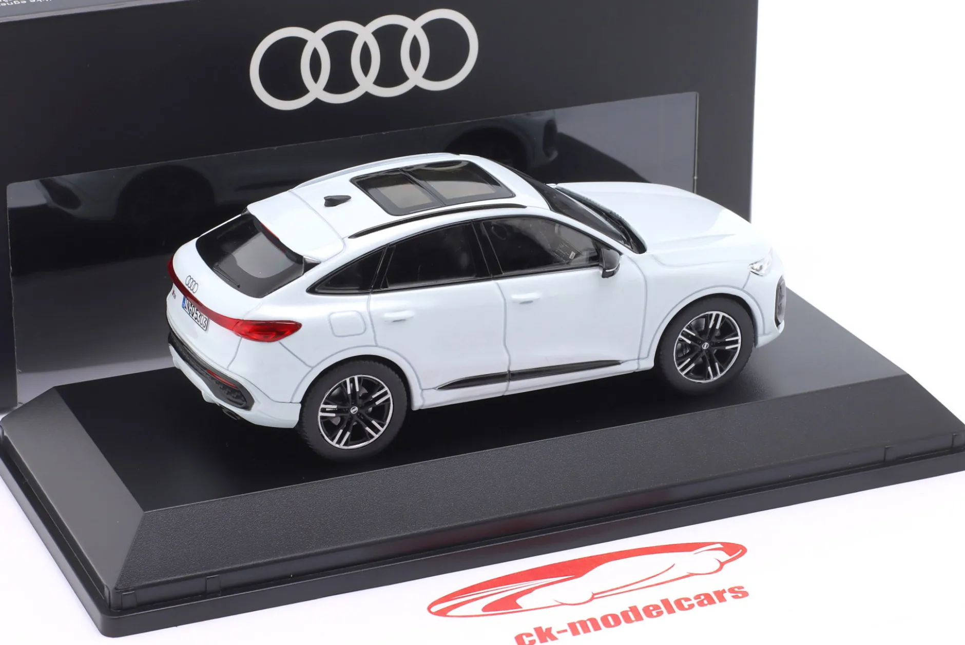 Audi Q5 Sportback gletscherweiß 1:43 Norev