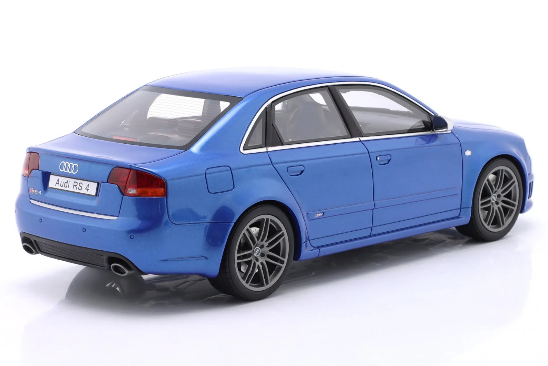 Audi RS 4 (B7) Sedan Baujahr 2007 sprintblau 1:18 OttOmobile