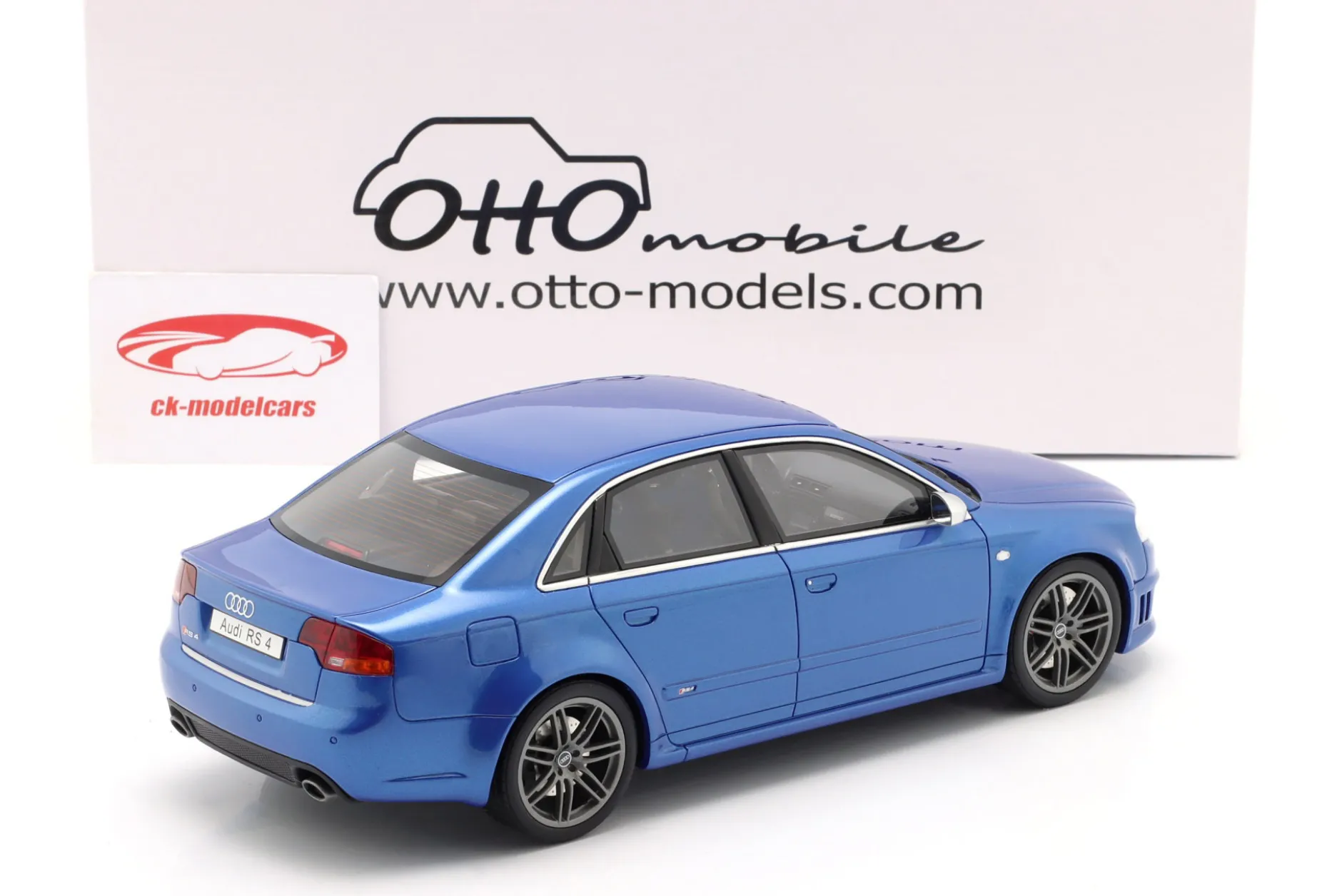 Audi RS 4 (B7) Sedan Baujahr 2007 sprintblau 1:18 OttOmobile